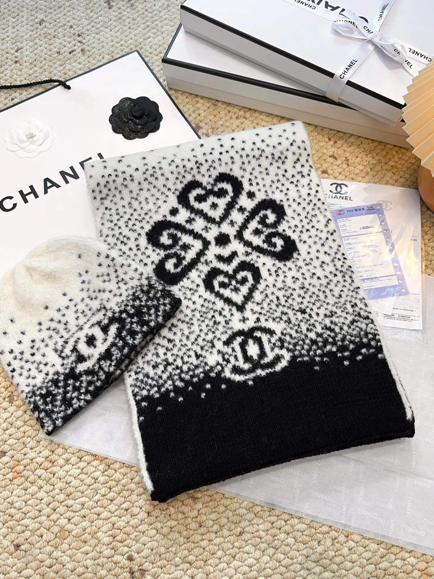Scarf P540, hat P400, single selection available. New! Chanel (Chanel) gradient color block pattern scarf is made of wool blended material and 7-needle drawing process. The surface of the fabric has three-dimensional textures, a sense of layering, and a concave and convex grid texture. After the weaving is completed, the logo black and white classic color scarf is hand-picked to show the elegance. Wear it casually to create a simple and fashionable feeling and immediately enhance the overall look. 40% wool 32% silk 28% cashmere