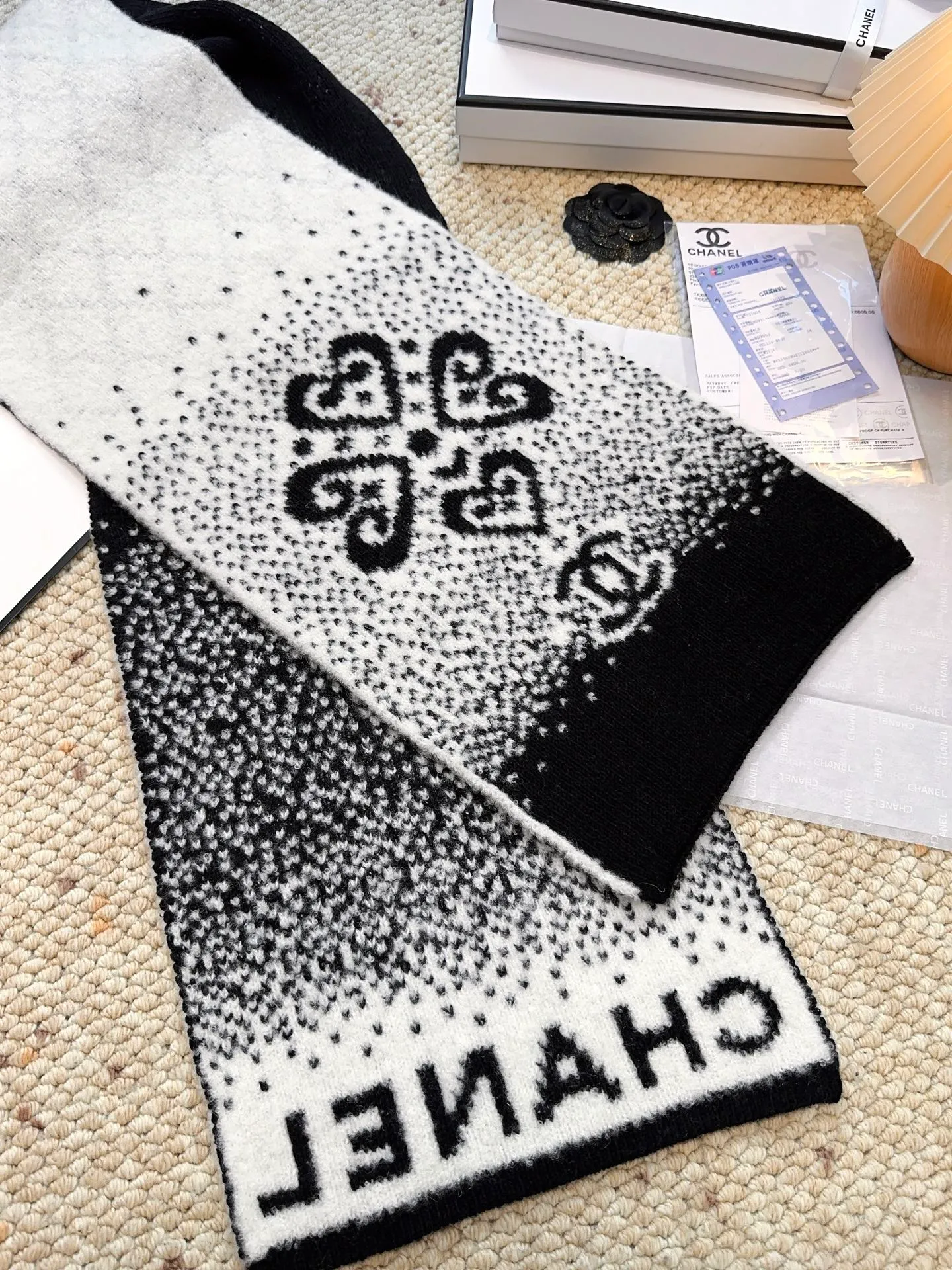 Scarf P540, hat P400, single selection available. New! Chanel (Chanel) gradient color block pattern scarf is made of wool blended material and 7-needle drawing process. The surface of the fabric has three-dimensional textures, a sense of layering, and a concave and convex grid texture. After the weaving is completed, the logo black and white classic color scarf is hand-picked to show the elegance. Wear it casually to create a simple and fashionable feeling and immediately enhance the overall look. 40% wool 32% silk 28% cashmere