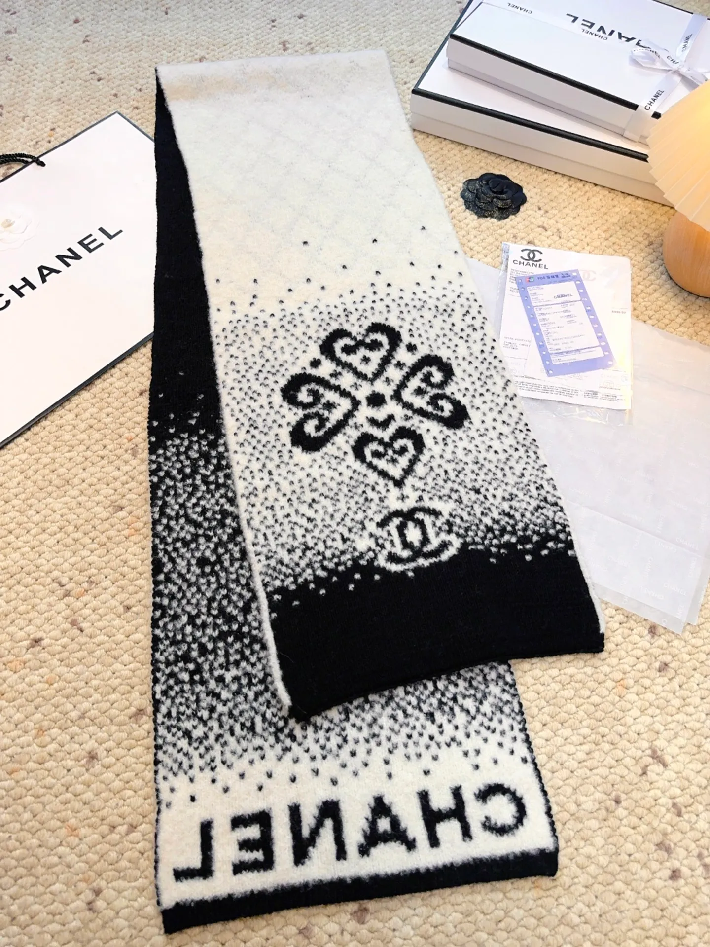 Scarf P540, hat P400, single selection available. New! Chanel (Chanel) gradient color block pattern scarf is made of wool blended material and 7-needle drawing process. The surface of the fabric has three-dimensional textures, a sense of layering, and a concave and convex grid texture. After the weaving is completed, the logo black and white classic color scarf is hand-picked to show the elegance. Wear it casually to create a simple and fashionable feeling and immediately enhance the overall look. 40% wool 32% silk 28% cashmere