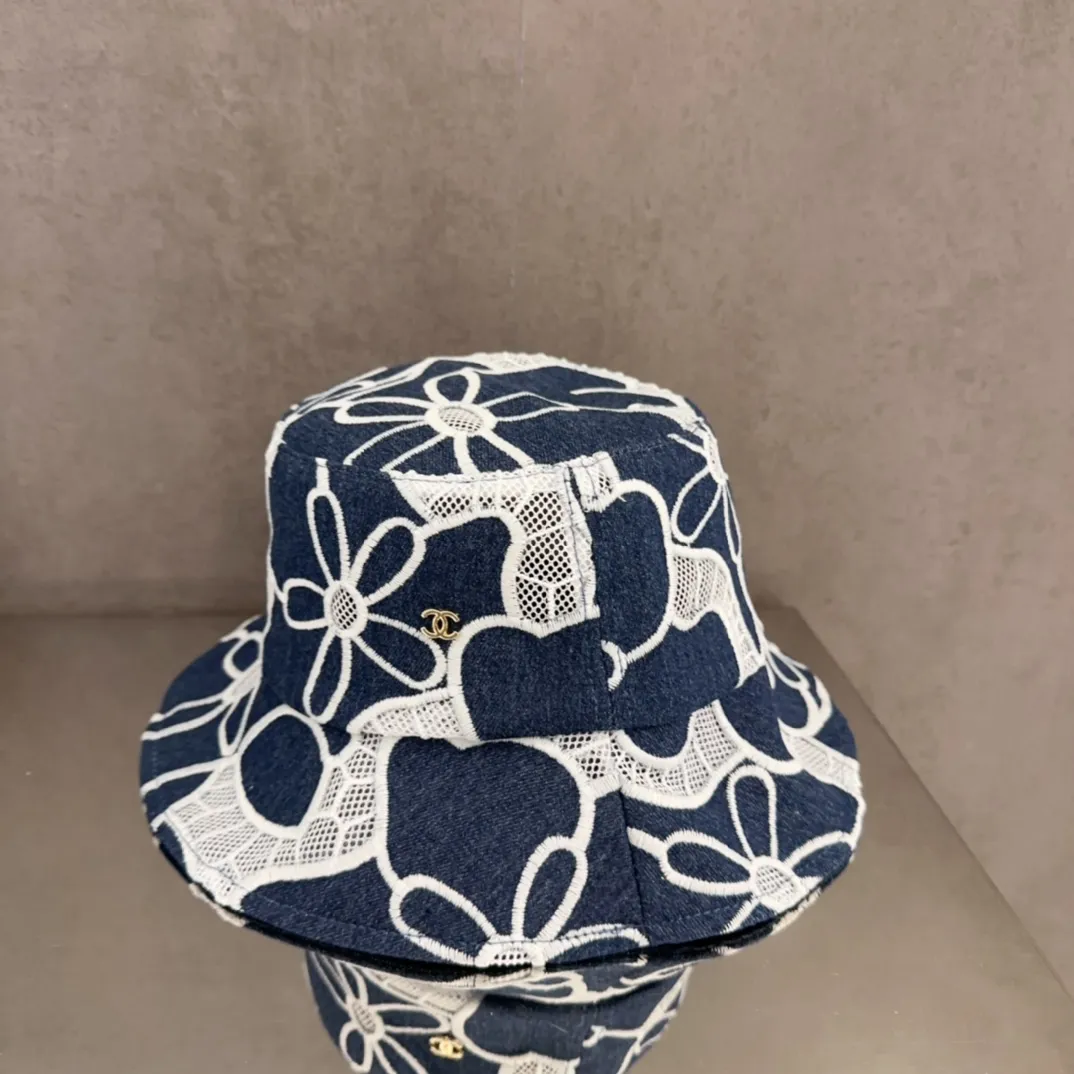 💰60 CHANEL Chanel new style 🆕denim blue retro style bucket hat 🔸 Take it out for holiday travel and it will be beautiful❕ Second-hand style. This kind of hat is not easy to match 😬 Ready in stock