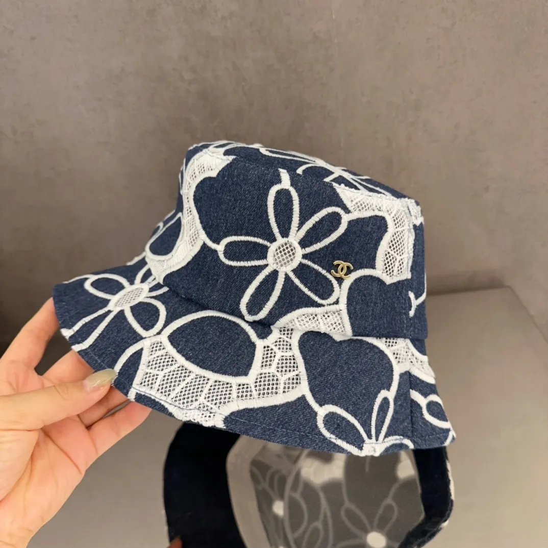 💰60 CHANEL Chanel new style 🆕denim blue retro style bucket hat 🔸 Take it out for holiday travel and it will be beautiful❕ Second-hand style. This kind of hat is not easy to match 😬 Ready in stock