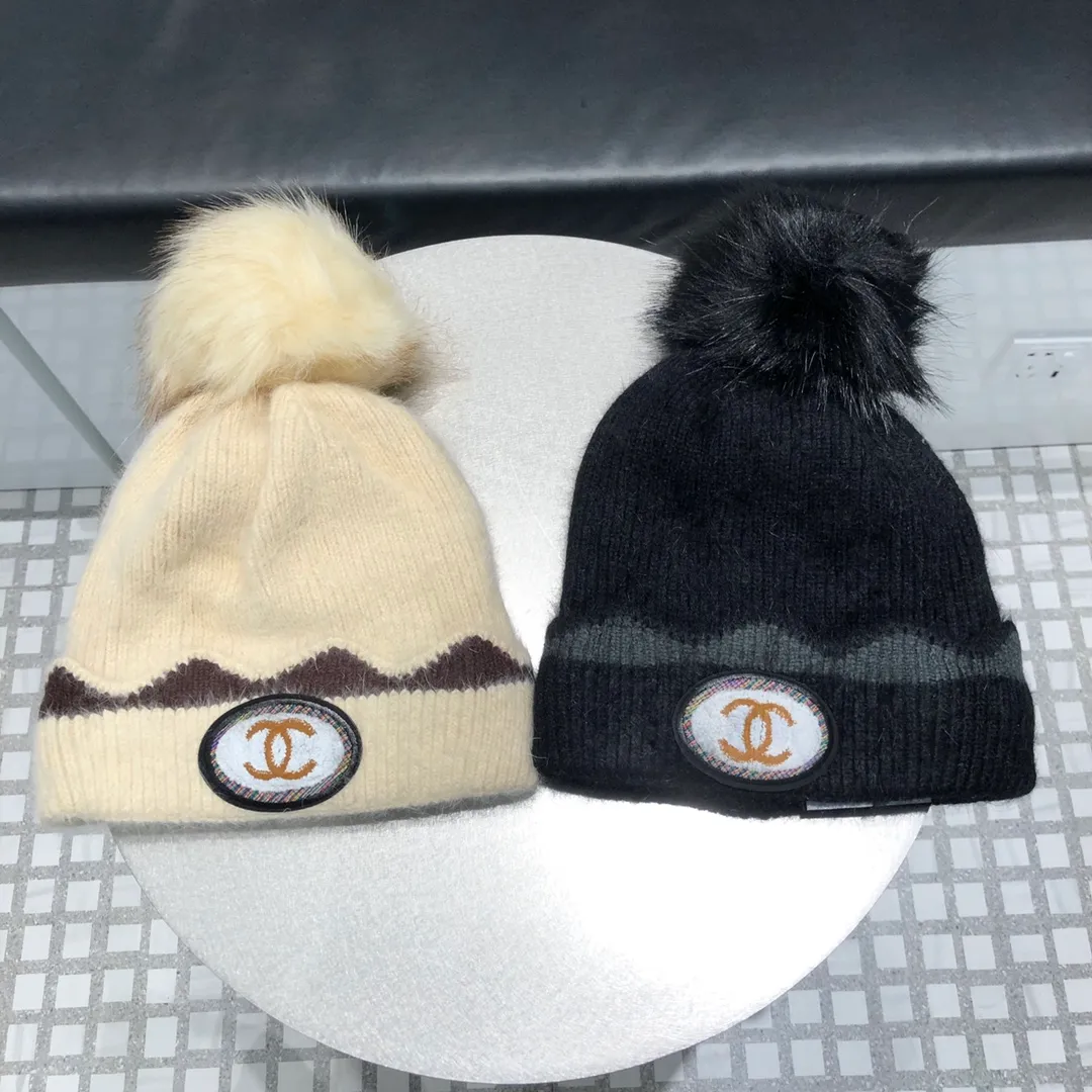 P140 CHANEL Chanel 2020 Autumn and Winter counter knitted woolen hat with raccoon fur ball, super popular 💖 first-class texture, very easy to match when going out!