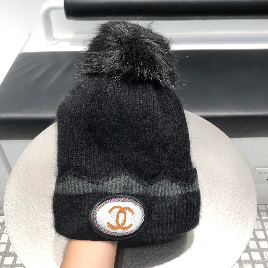 P140 CHANEL Chanel 2020 Autumn and Winter counter knitted woolen hat with raccoon fur ball, super popular 💖 first-class texture, very easy to match when going out!