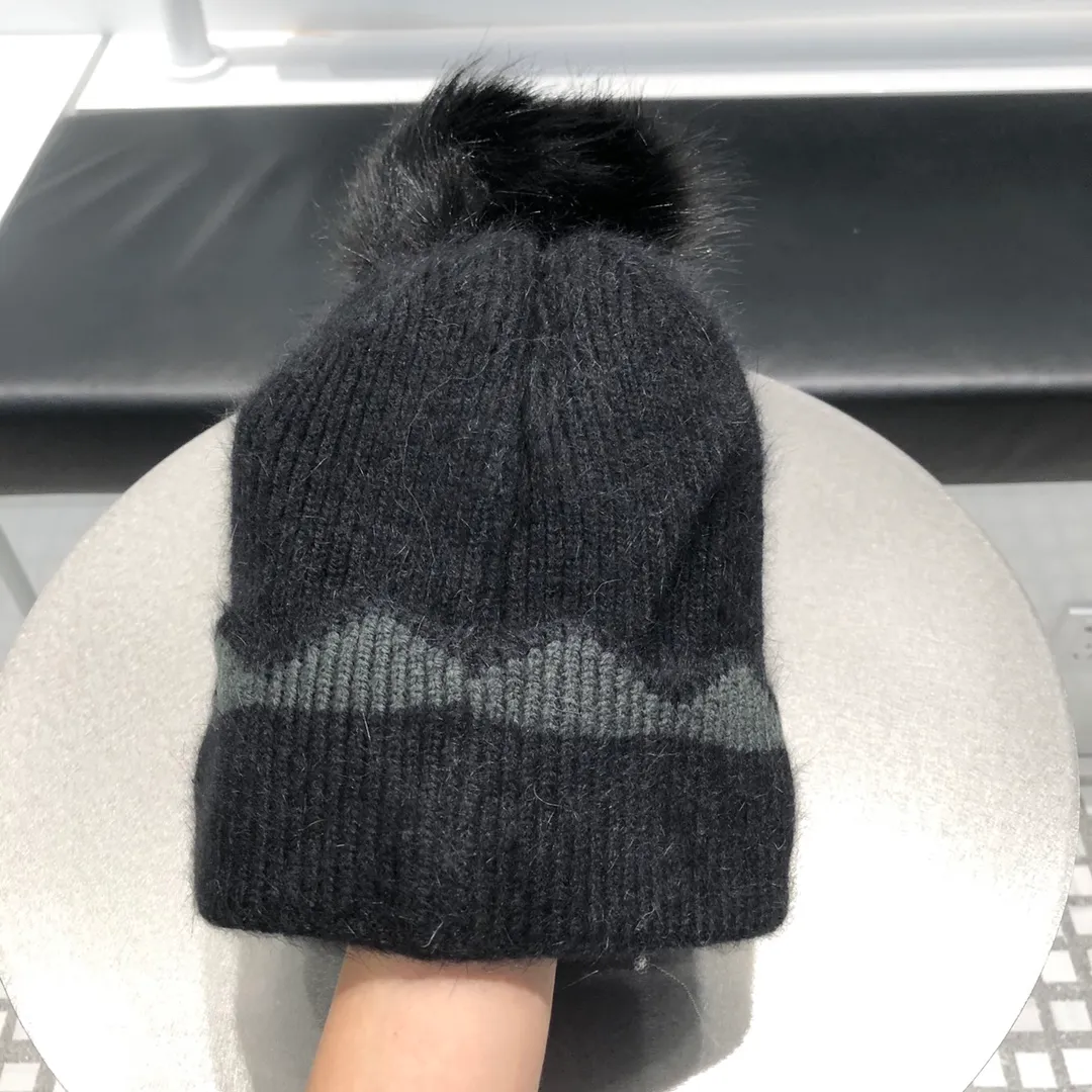 P140 CHANEL Chanel 2020 Autumn and Winter counter knitted woolen hat with raccoon fur ball, super popular 💖 first-class texture, very easy to match when going out!