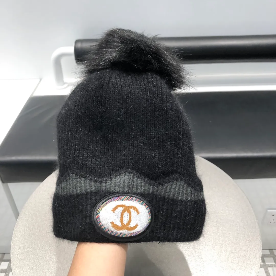 P140 CHANEL Chanel 2020 Autumn and Winter counter knitted woolen hat with raccoon fur ball, super popular 💖 first-class texture, very easy to match when going out!