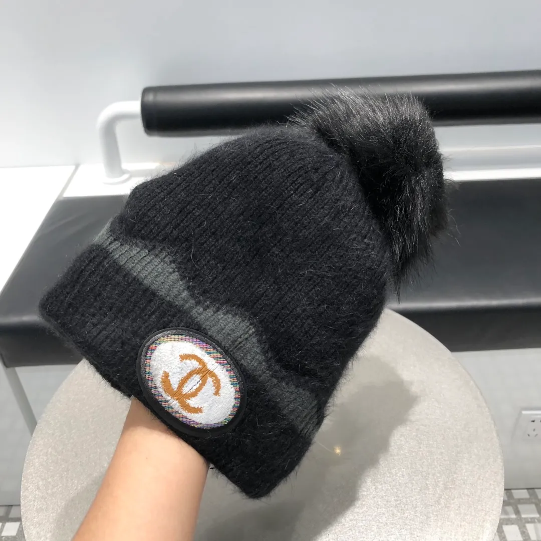 P140 CHANEL Chanel 2020 Autumn and Winter counter knitted woolen hat with raccoon fur ball, super popular 💖 first-class texture, very easy to match when going out!