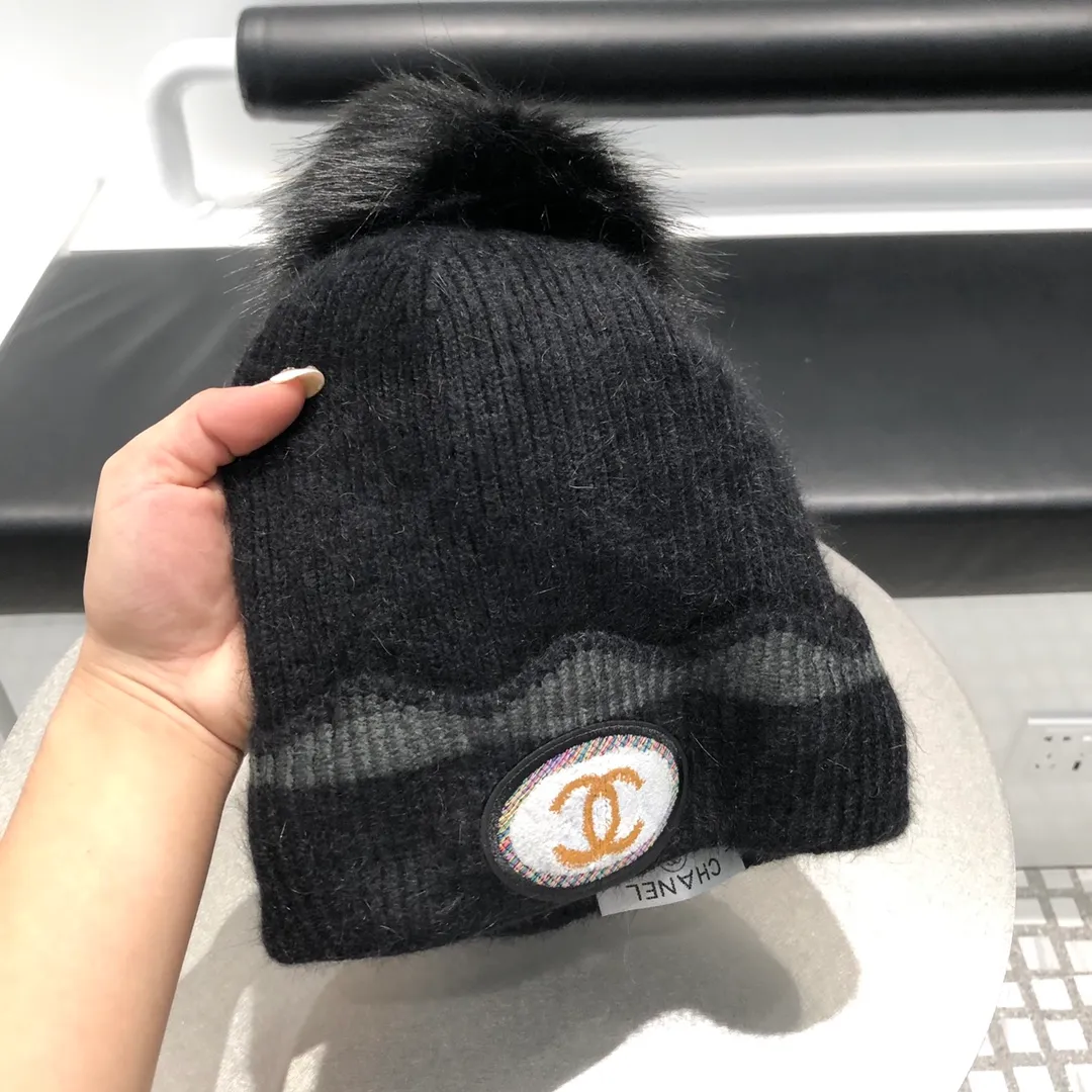 P140 CHANEL Chanel 2020 Autumn and Winter counter knitted woolen hat with raccoon fur ball, super popular 💖 first-class texture, very easy to match when going out!