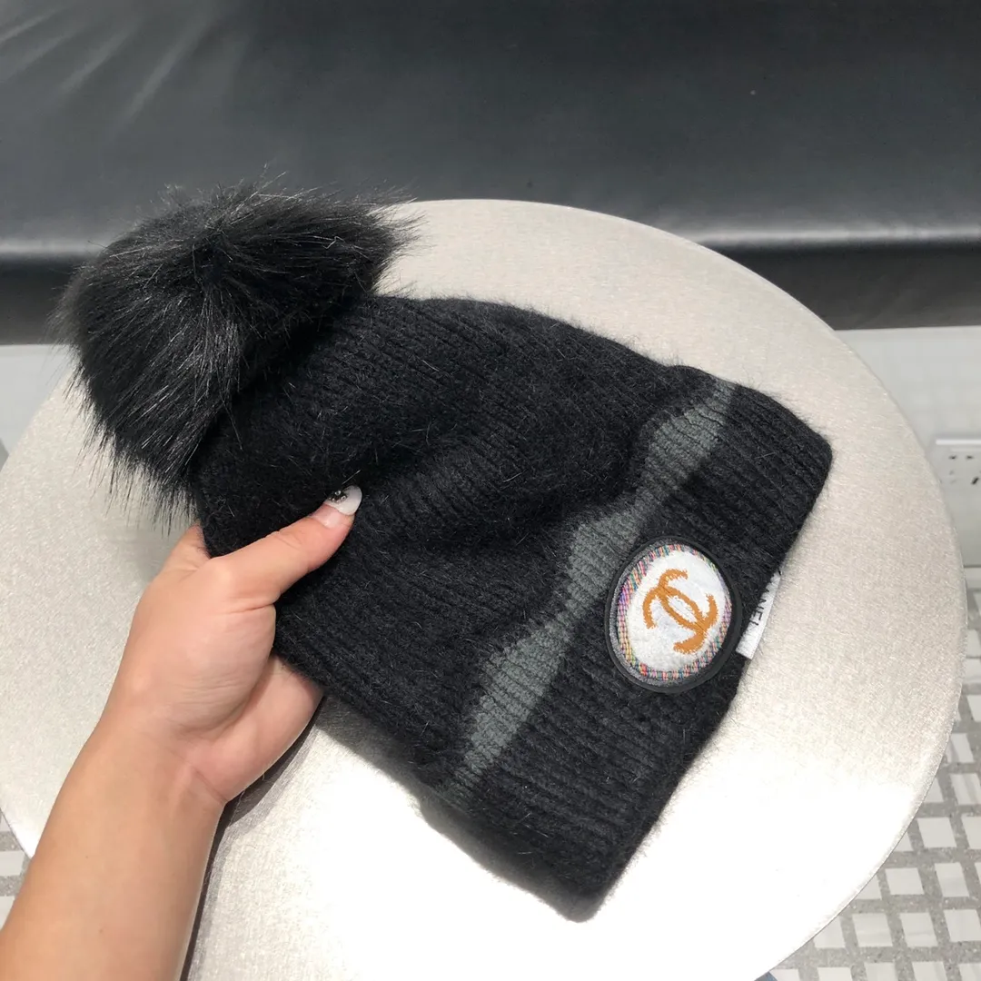 P140 CHANEL Chanel 2020 Autumn and Winter counter knitted woolen hat with raccoon fur ball, super popular 💖 first-class texture, very easy to match when going out!