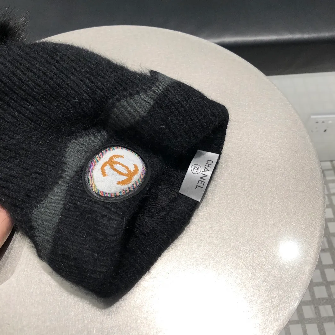 P140 CHANEL Chanel 2020 Autumn and Winter counter knitted woolen hat with raccoon fur ball, super popular 💖 first-class texture, very easy to match when going out!