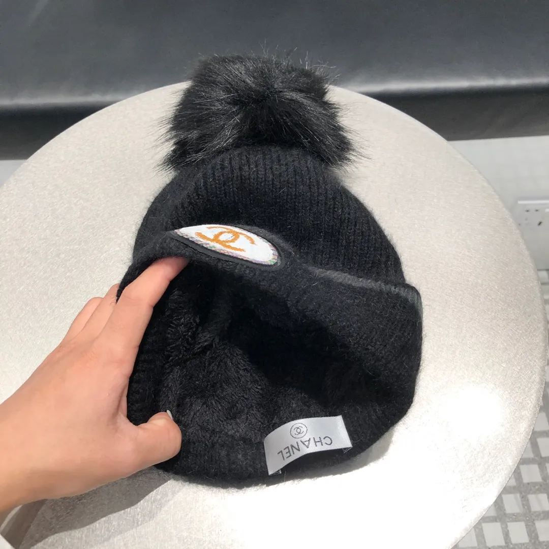 P140 CHANEL Chanel 2020 Autumn and Winter counter knitted woolen hat with raccoon fur ball, super popular 💖 first-class texture, very easy to match when going out!