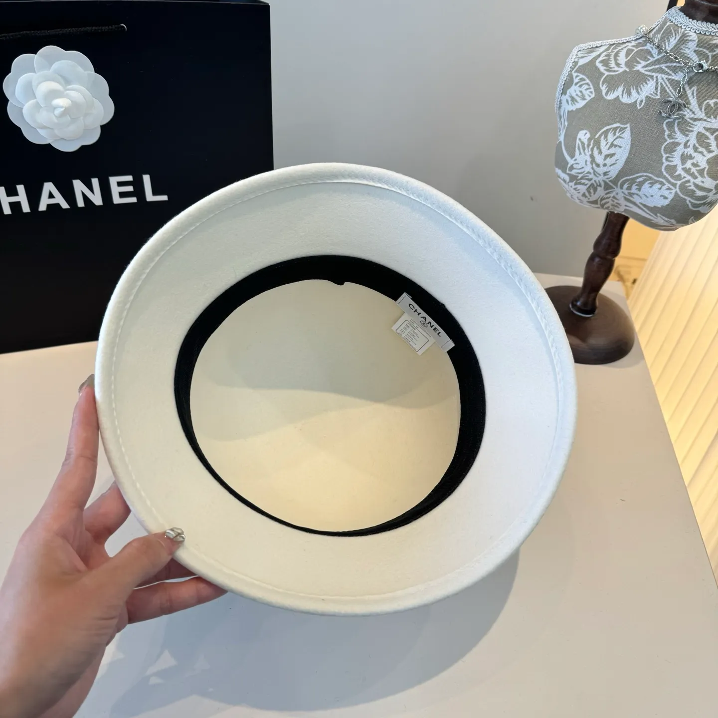 💰200¥ White Chanel basin hat, 100% wool fabric 🦙%, head circumference 57cm