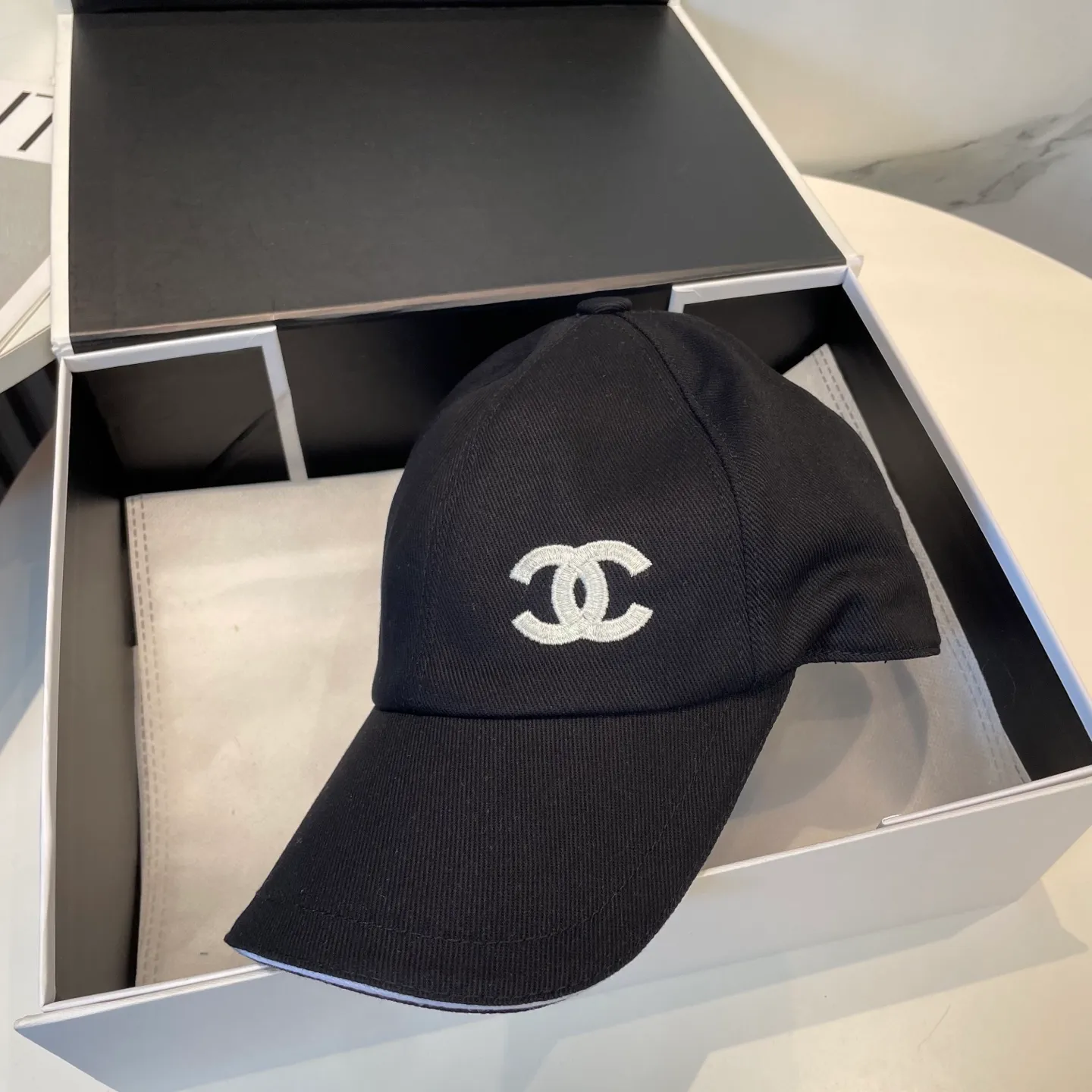 P90 Chanel counter new original embroidered baseball cap, 1:1 mold customization, three-dimensional embroidery, exquisite and flawless! 100% pure cotton fabric, original factory quality, exclusive physical photography.