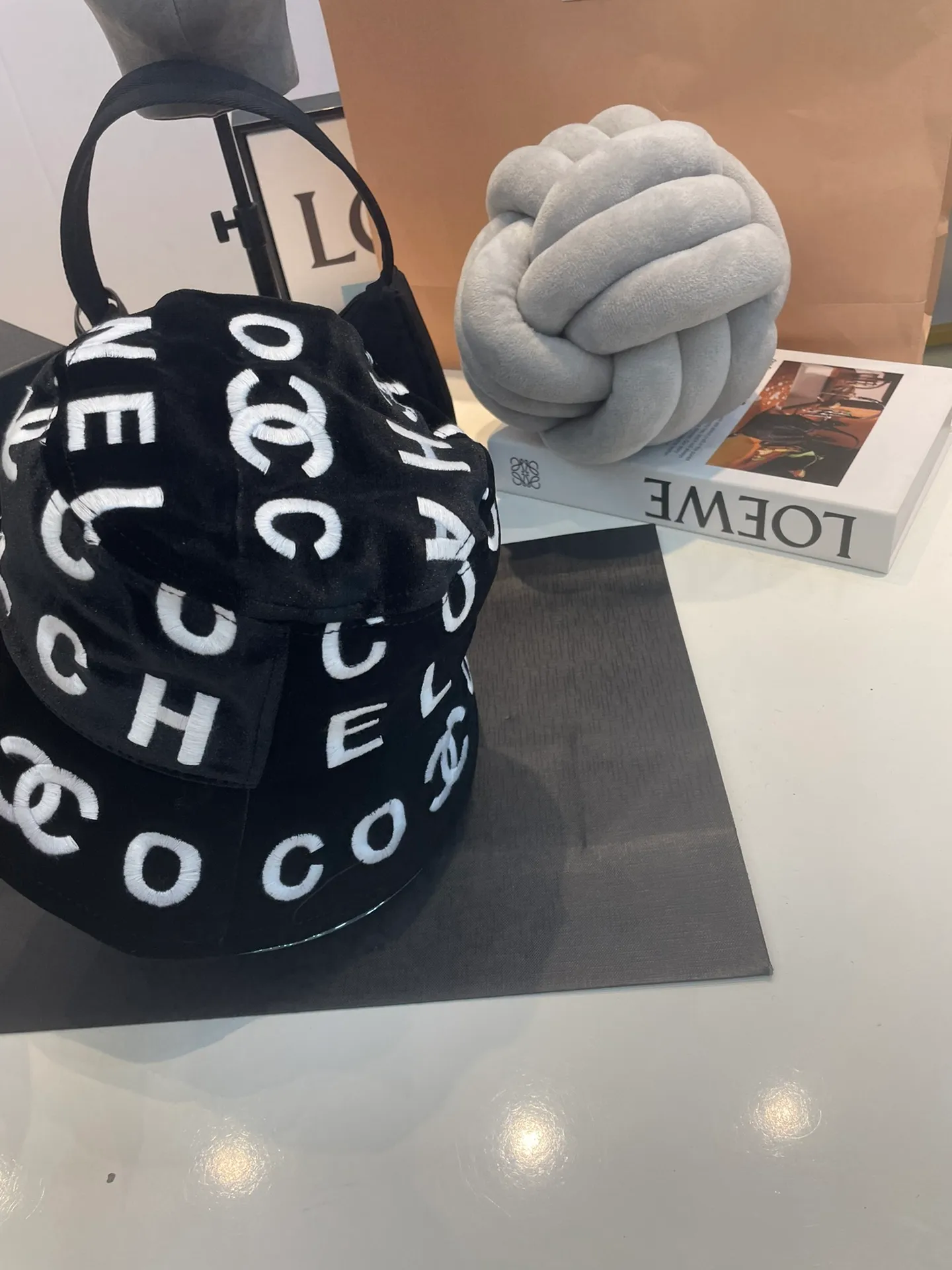 P60 Chanel new autumn and winter high-quality fisherman hat. Recommended by major celebrities. It goes well with clothes. It is fashionable and has a great texture. The style is breathable and not stuffy.