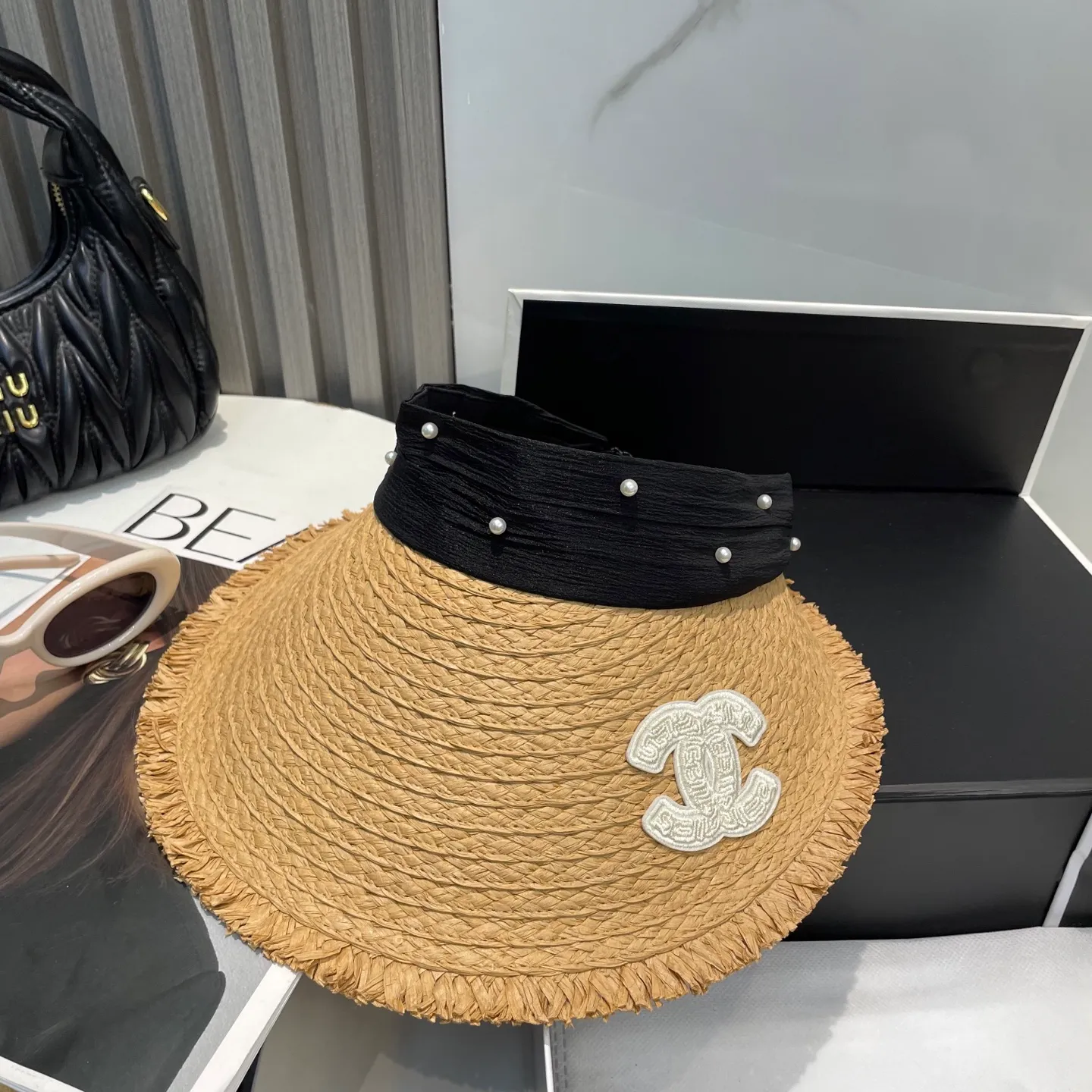 P70 Chanel's new hollow top hat, sweet style 💙Because the hat is hollow, you won't feel stuffy in summer and it doesn't pick up your hairstyle and face shape! The sun protection effect is no less than that of a professional sun protection cloth hat. Just buy the western style one🙄