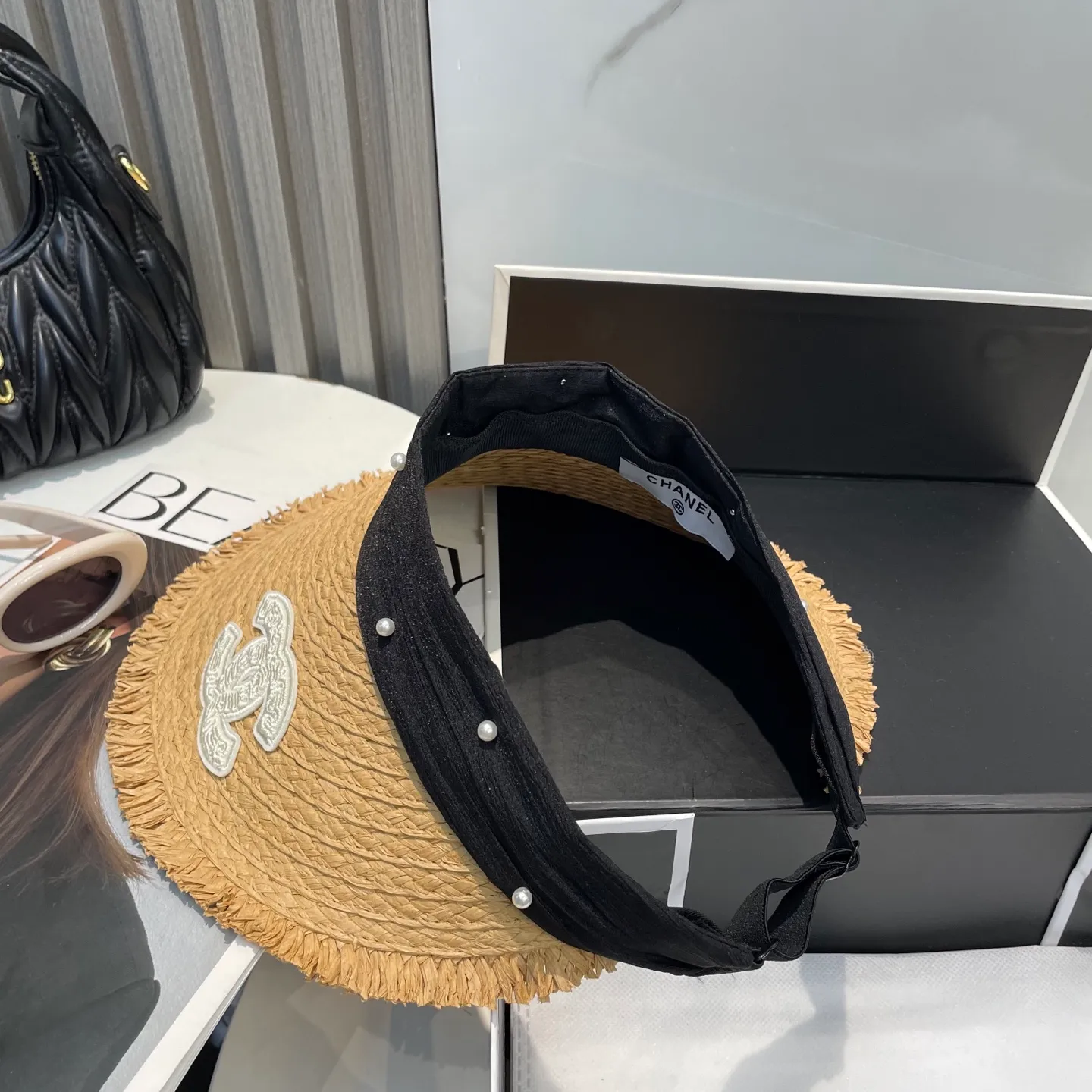 P70 Chanel's new hollow top hat, sweet style 💙Because the hat is hollow, you won't feel stuffy in summer and it doesn't pick up your hairstyle and face shape! The sun protection effect is no less than that of a professional sun protection cloth hat. Just buy the western style one🙄