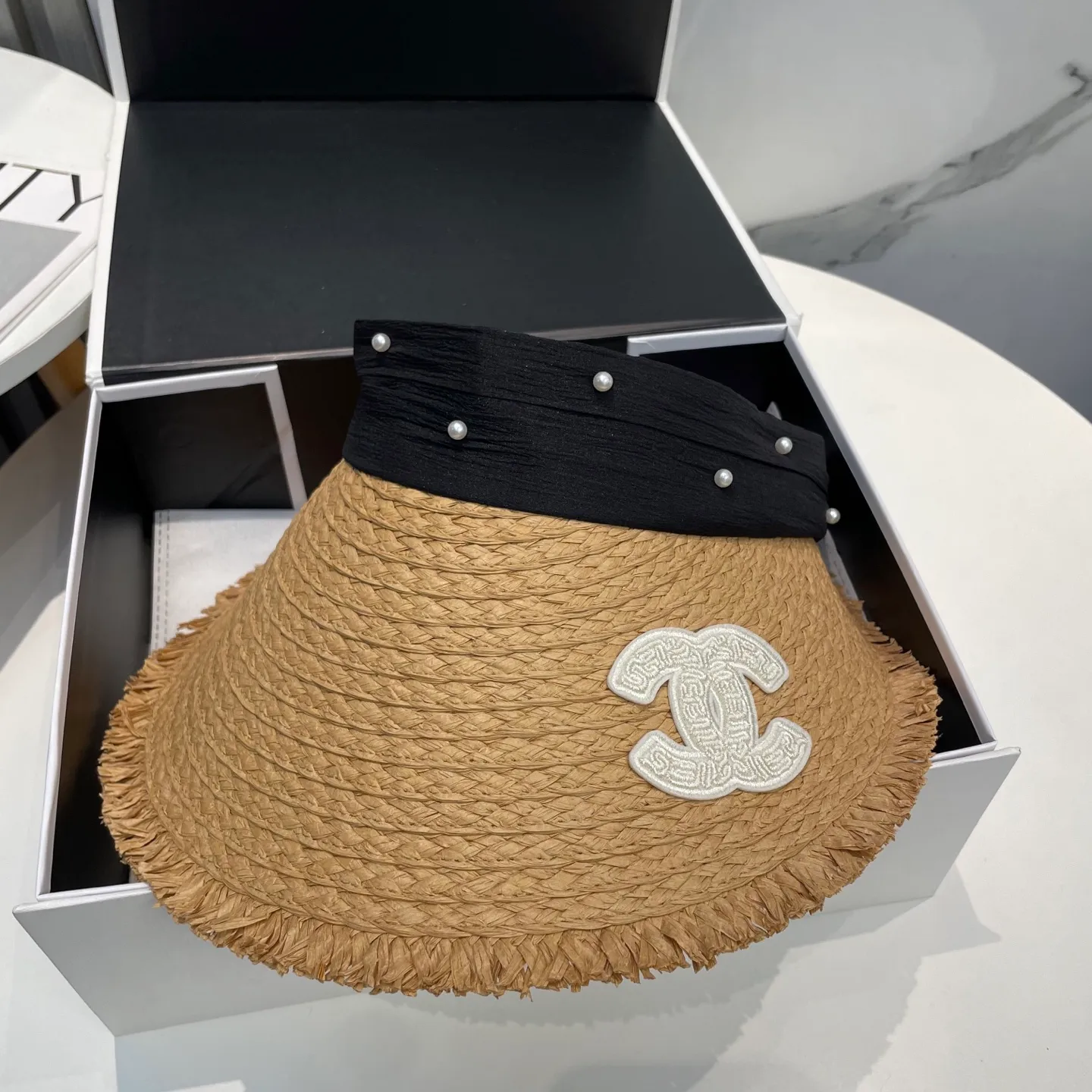P70 Chanel's new hollow top hat, sweet style 💙Because the hat is hollow, you won't feel stuffy in summer and it doesn't pick up your hairstyle and face shape! The sun protection effect is no less than that of a professional sun protection cloth hat. Just buy the western style one🙄