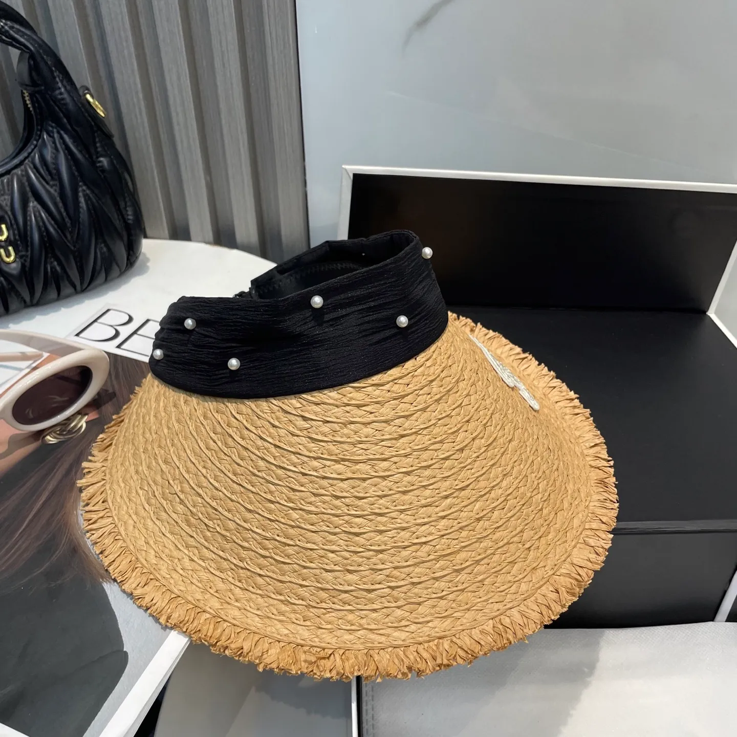 P70 Chanel's new hollow top hat, sweet style 💙Because the hat is hollow, you won't feel stuffy in summer and it doesn't pick up your hairstyle and face shape! The sun protection effect is no less than that of a professional sun protection cloth hat. Just buy the western style one🙄