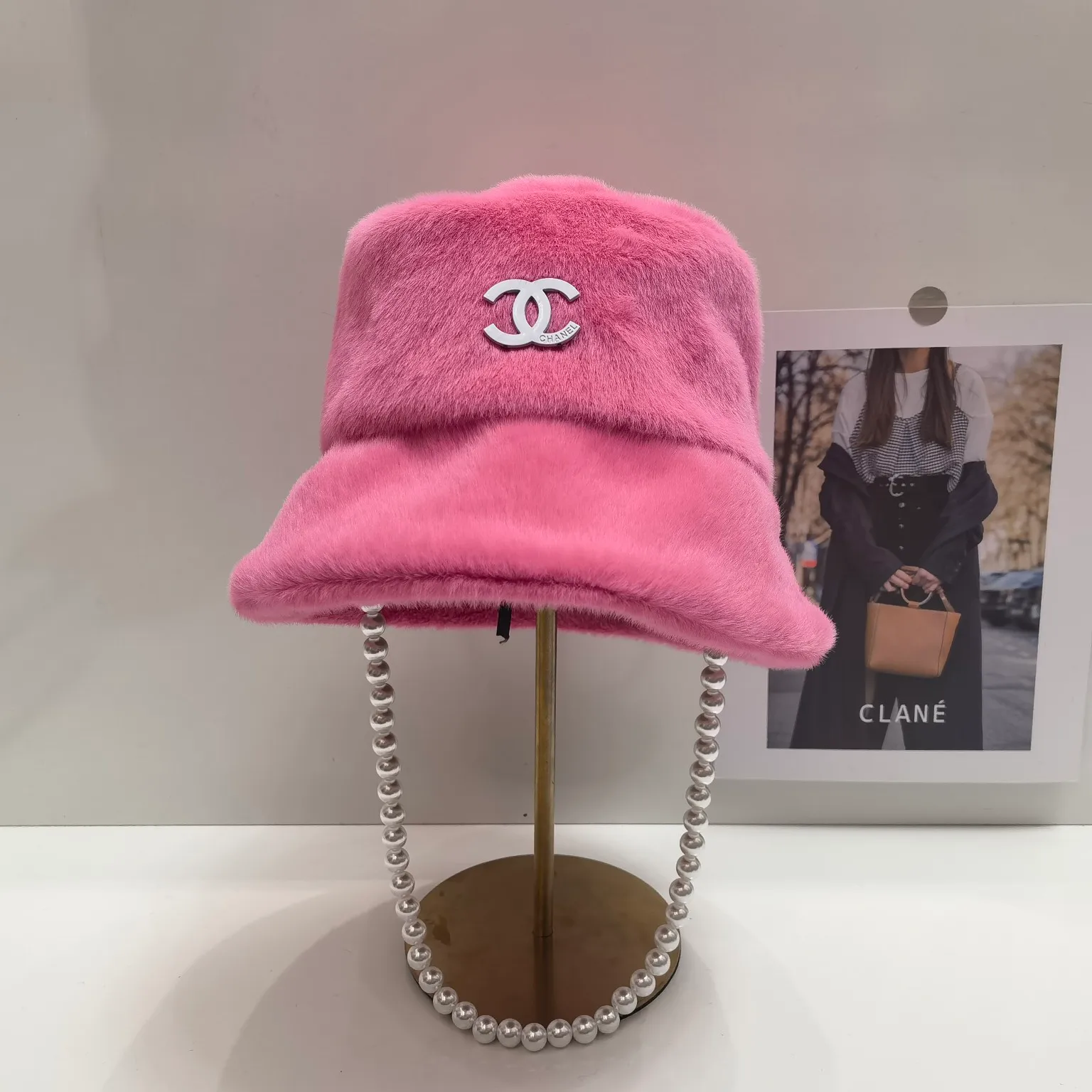 Batch 80 CHANEL, new winter plush bucket hat. It is a perfect interpretation of the sweet and cool style. I love it so much❤ Sexy and handsome on top. Both online! No girl can refuse a fluffy item.