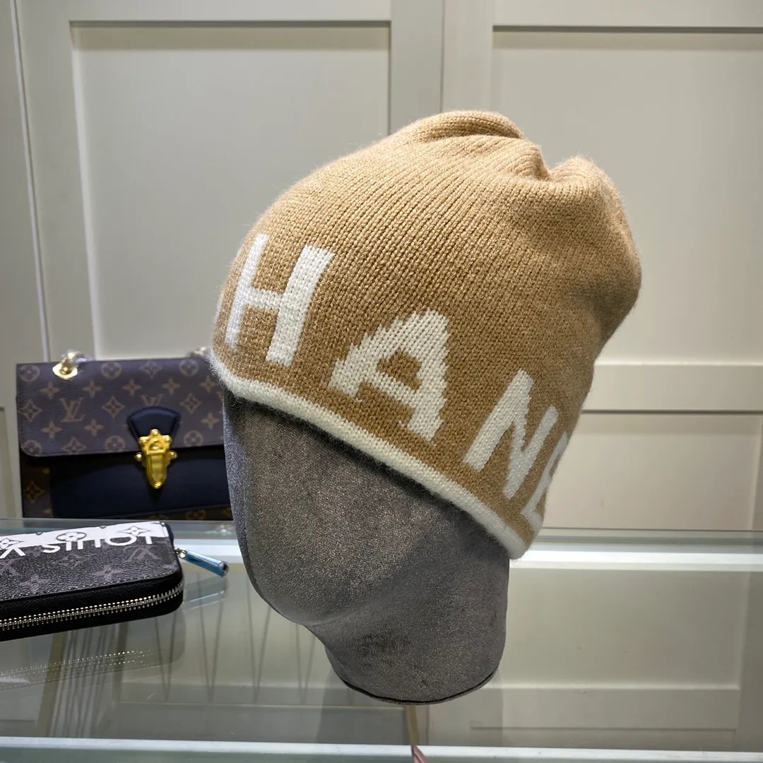 P60 with dust bag Chanel CHANEL🎩 blended knitted hat, ordinary version on the market! Fashionable, good quality, high-end, super soft! Super hot💖The texture is great and it’s great to match when out on the street! Fashion trends! A must-have item for autumn and winter, get it now!