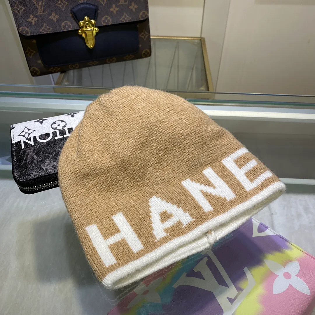 P60 with dust bag Chanel CHANEL🎩 blended knitted hat, ordinary version on the market! Fashionable, good quality, high-end, super soft! Super hot💖The texture is great and it’s great to match when out on the street! Fashion trends! A must-have item for autumn and winter, get it now!