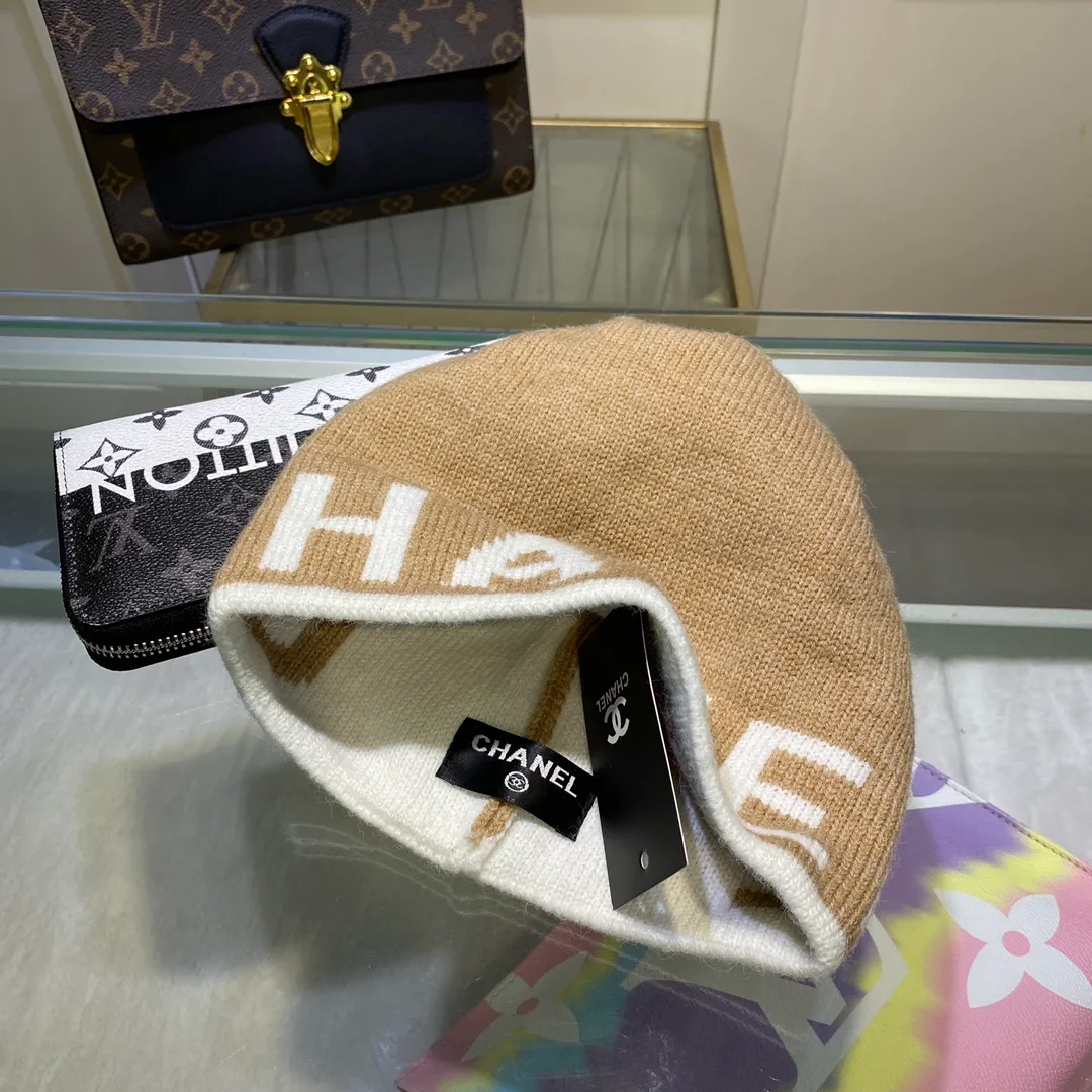 P60 with dust bag Chanel CHANEL🎩 blended knitted hat, ordinary version on the market! Fashionable, good quality, high-end, super soft! Super hot💖The texture is great and it’s great to match when out on the street! Fashion trends! A must-have item for autumn and winter, get it now!