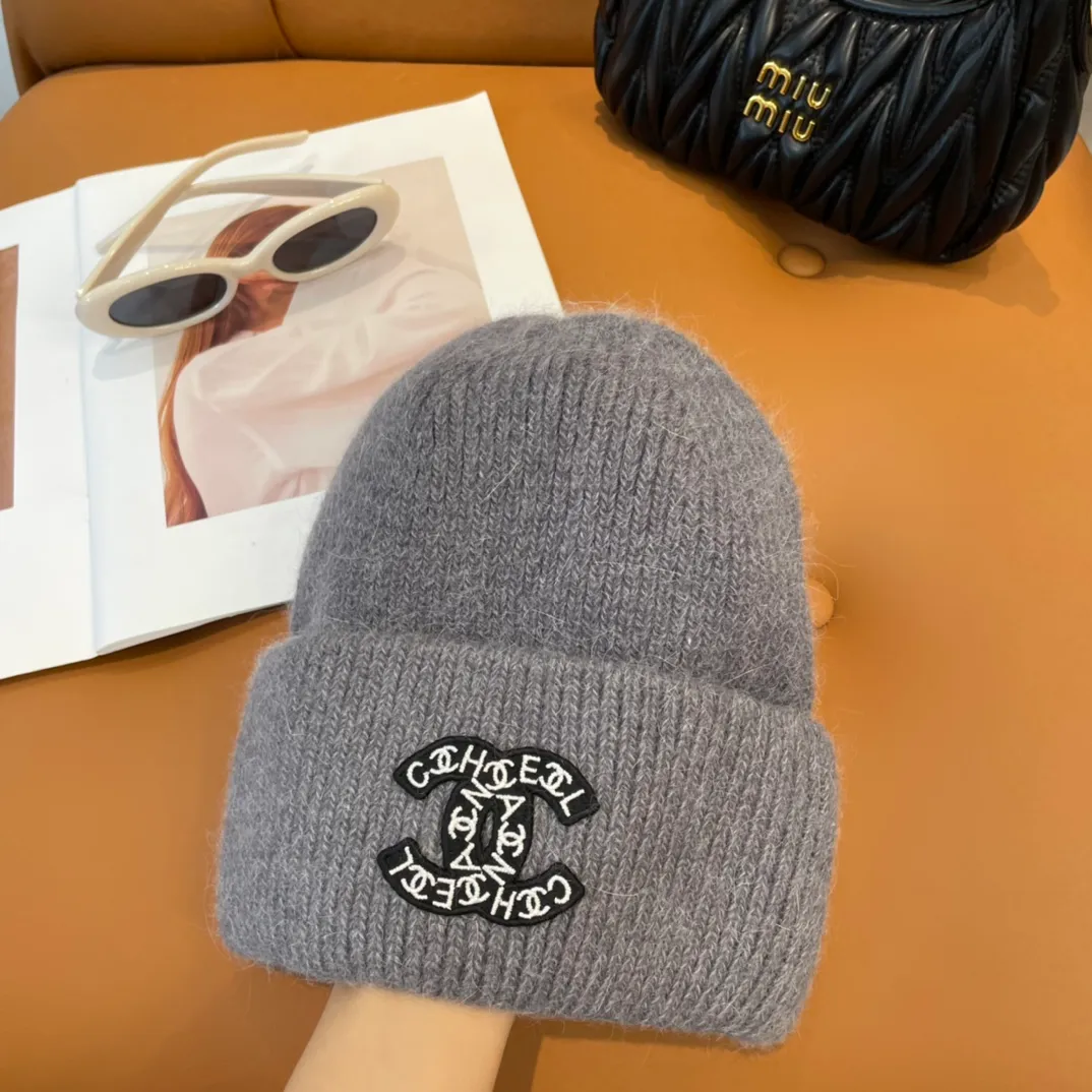 P56 comes with dust bag 🌺 [CHANEL] New rabbit fur knitted hat, Xiaohongshu, the main recommendation of major Internet celebrities! Thicker and warmer, fashionable and popular🌸First-class texture, the best brand for keeping warm in autumn and winter, order now, limited quantity available