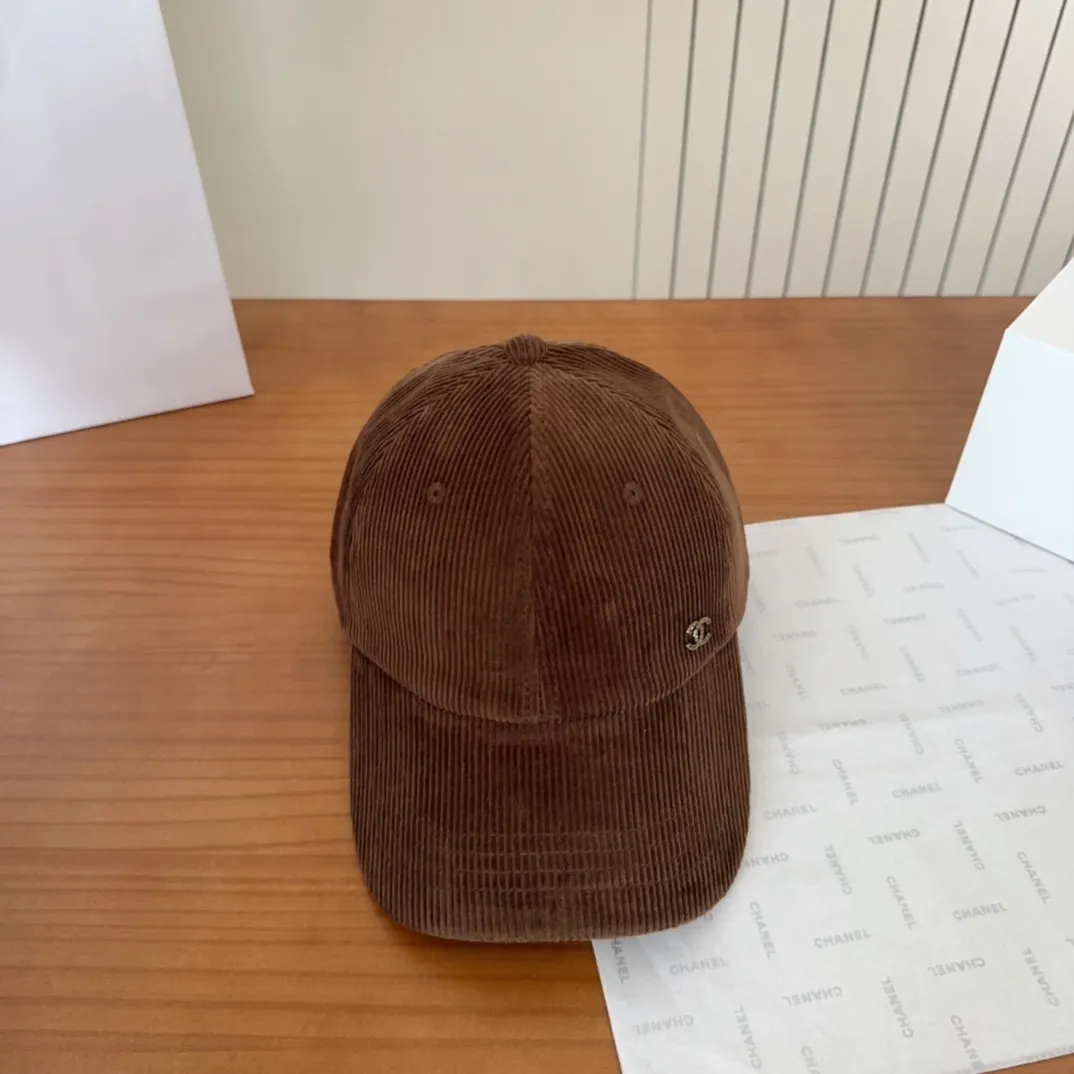 💰70 Chanel new autumn corduroy baseball cap🧢 The colors of the small label are really eye-catching. The soft top design of the entire hat fits perfectly on the head and is very comfortable. The color and texture are relatively retro and very versatile. Highly recommended. A must-have item for everyone✔️✔️
