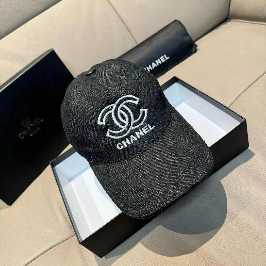 p90, Chanel's new original baseball cap, denim double C embroidery, 1:1 mold opening and customization at the counter, original denim fabric + first-layer cowhide, light and breathable! The quality is great, the basic head circumference is 56cm, and the patch is adjustable.