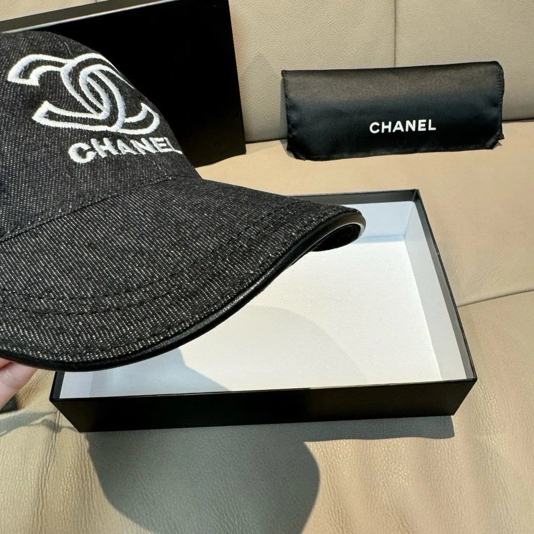 p90, Chanel's new original baseball cap, denim double C embroidery, 1:1 mold opening and customization at the counter, original denim fabric + first-layer cowhide, light and breathable! The quality is great, the basic head circumference is 56cm, and the patch is adjustable.