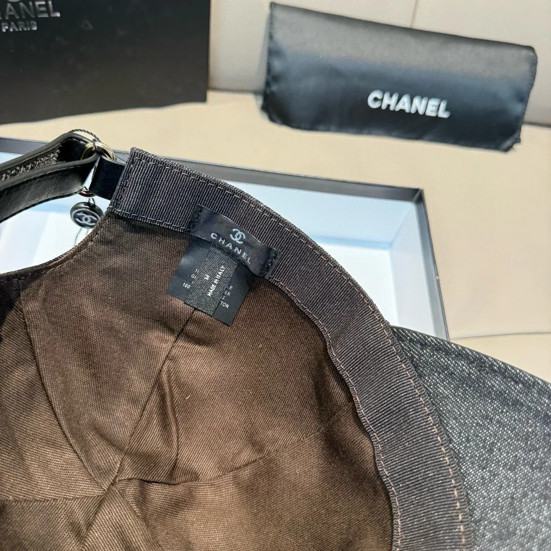 p90, Chanel's new original baseball cap, denim double C embroidery, 1:1 mold opening and customization at the counter, original denim fabric + first-layer cowhide, light and breathable! The quality is great, the basic head circumference is 56cm, and the patch is adjustable.
