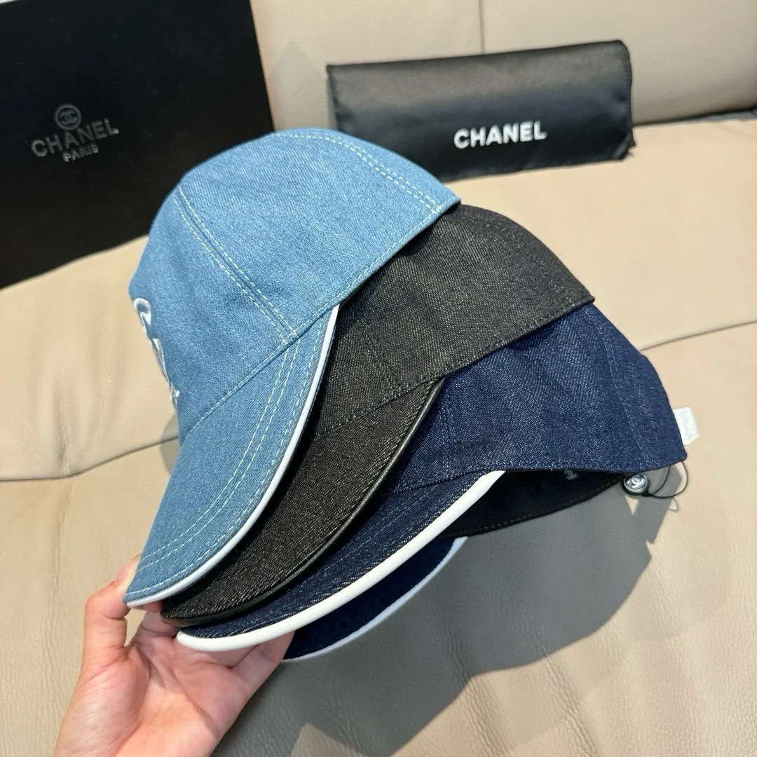 p90, Chanel's new original baseball cap, denim double C embroidery, 1:1 mold opening and customization at the counter, original denim fabric + first-layer cowhide, light and breathable! The quality is great, the basic head circumference is 56cm, and the patch is adjustable.