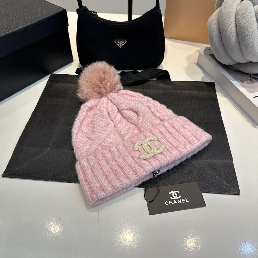P90 CHANEL Chanel Orphan Fur Ball Autumn and Winter New Big Brand Wool Knitted Beanie One-size-fits-all, complete with tags ~ Very easy to match when out on the street!