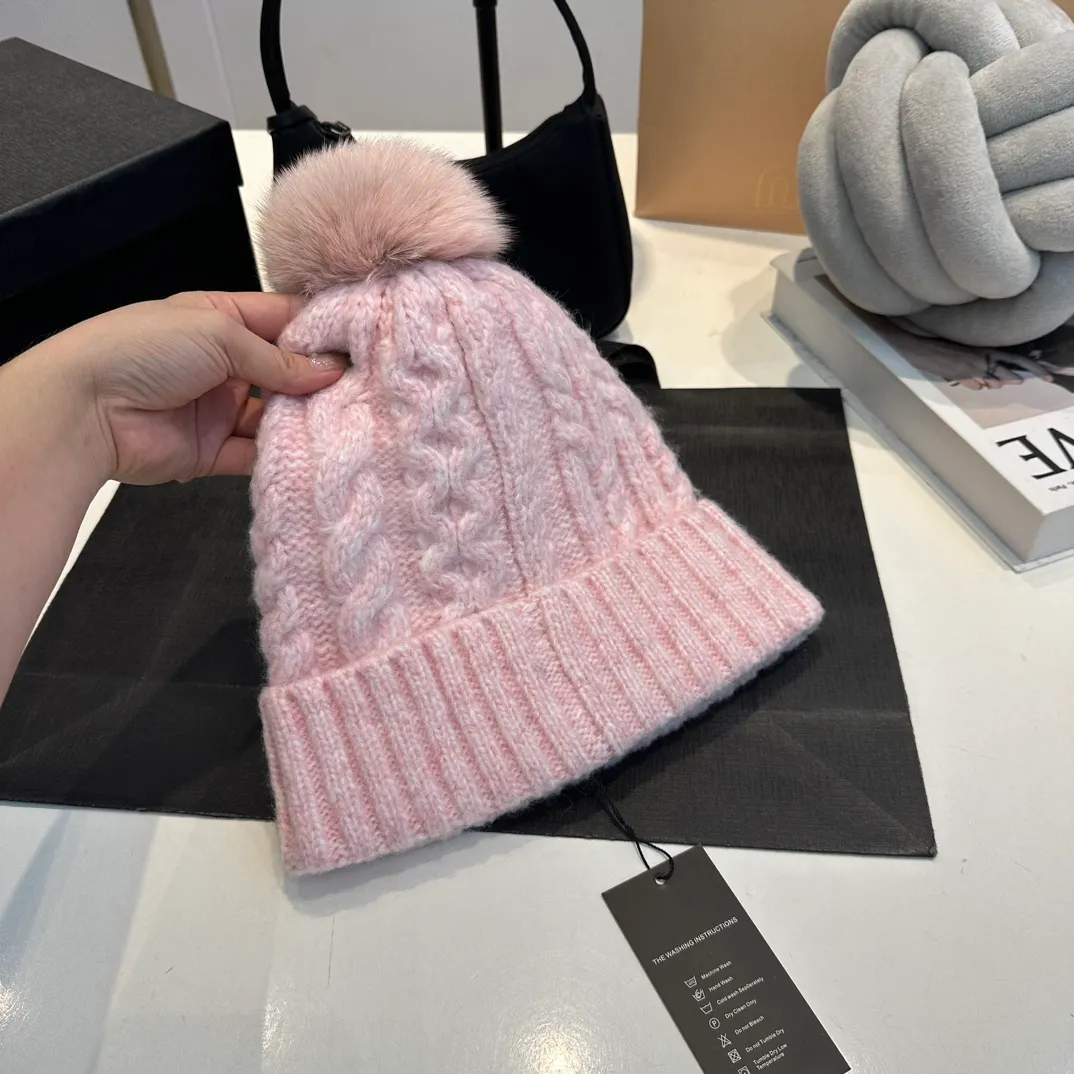 P90 CHANEL Chanel Orphan Fur Ball Autumn and Winter New Big Brand Wool Knitted Beanie One-size-fits-all, complete with tags ~ Very easy to match when out on the street!