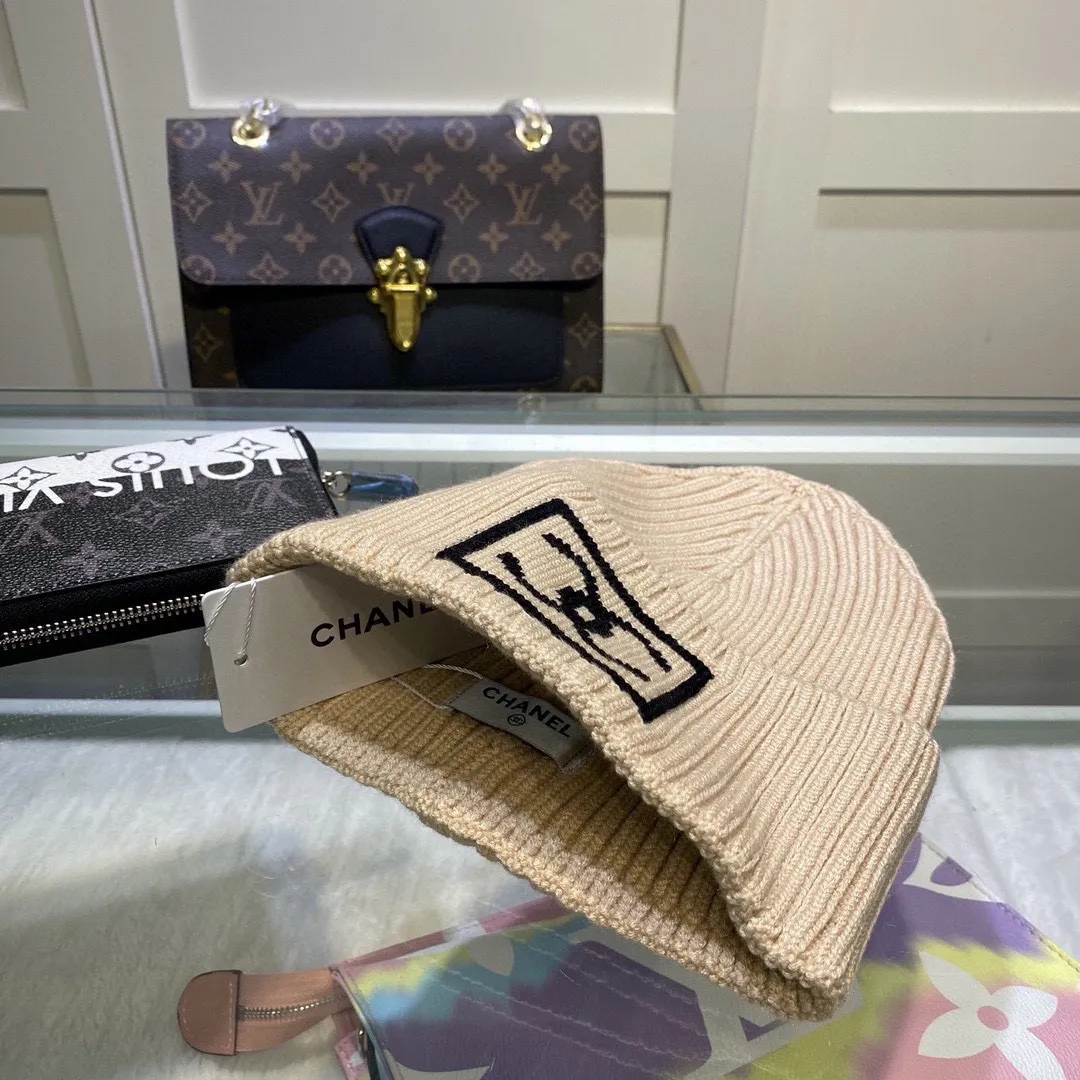 P44 comes with dust bag. CHANEL🎩cashmere wool quality knitted hat, fashionable, good quality, high-end, super soft! Super hot💖The texture is great and it’s great to match when out on the street! Fashion trends! A must-have item for autumn and winter, get it now!
