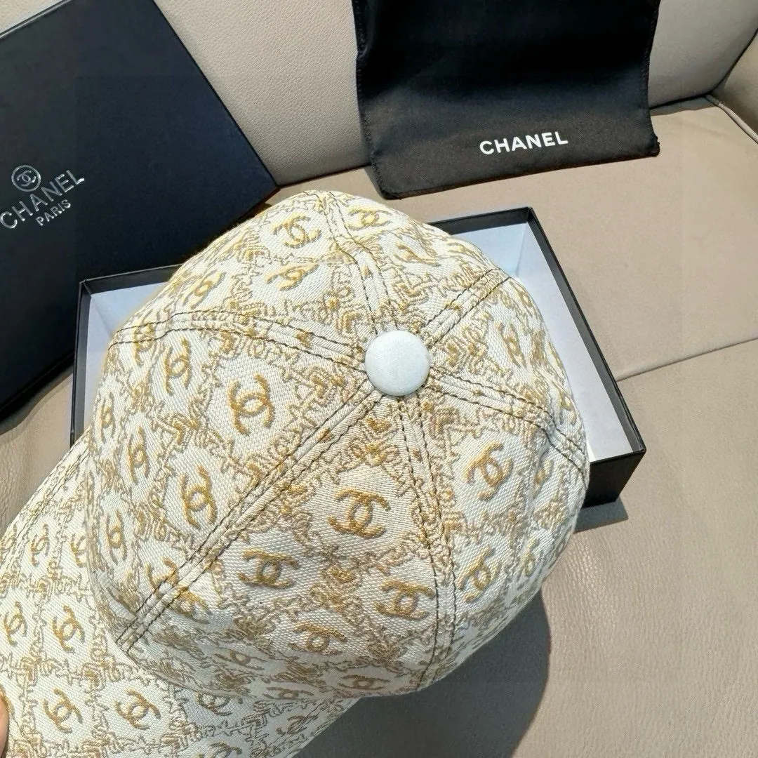p90 new model shipped!   , Chanel (Chanel) new original baseball cap, small double C jacquard, 1:1 mold opening and customization at the counter, original canvas fabric + first layer of cowhide, light and breathable! The quality is great, the basic head circumference is 56cm, and the patch is adjustable.
