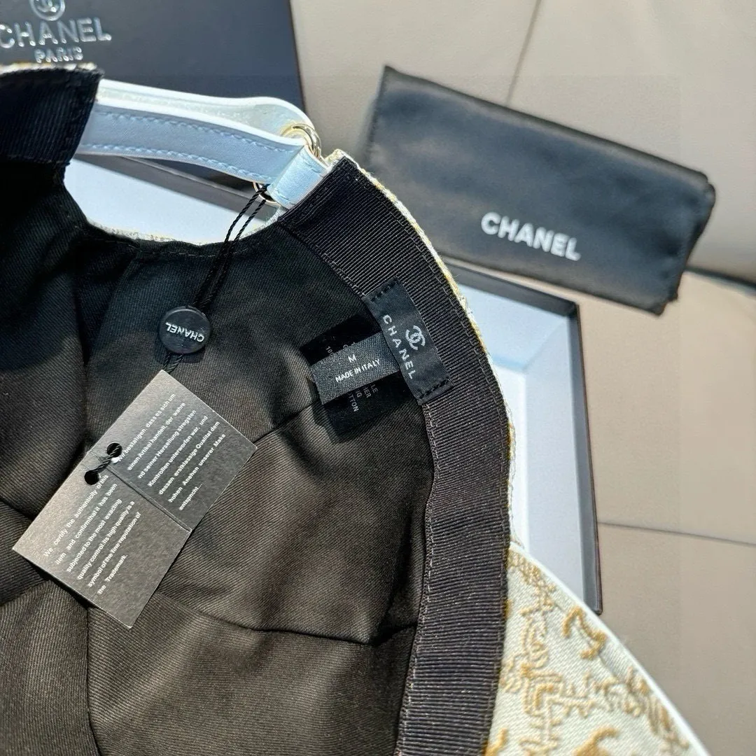 p90 new model shipped!   , Chanel (Chanel) new original baseball cap, small double C jacquard, 1:1 mold opening and customization at the counter, original canvas fabric + first layer of cowhide, light and breathable! The quality is great, the basic head circumference is 56cm, and the patch is adjustable.