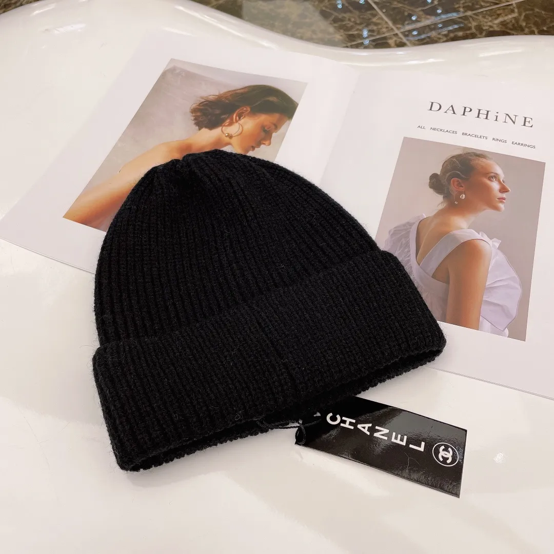 🉐90 CHANEL's new knitted hat, Xiaohongshu, the main recommendation of major Internet celebrities. Thicker and warmer, fashionable and popular. The texture is first-class. The best brand for keeping warm in autumn and winter. Hurry up and order. It's available in limited quantities.