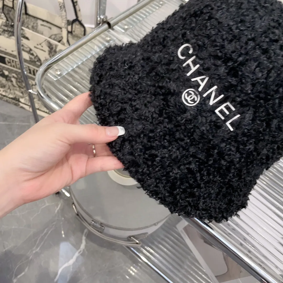P70 CHANE*Chanel*New Autumn and Winter Teddy Roll Bucket Hat This Teddy Roll is so pretty. It reduces age and keeps you warm. Little fairies love it.