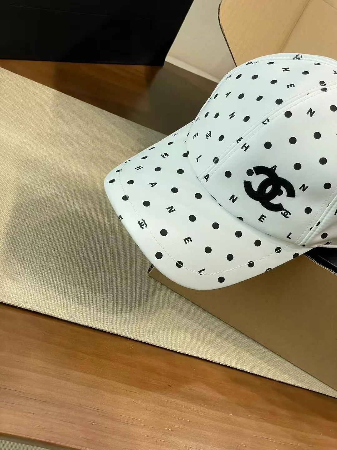 P90 [Upgraded Version] Chanel’s polka-dot baseball cap is simply the hottest item in the fashion circle! The classic black and white color scheme, polka dot elements are retro and playful, and the double C logo on the hat body is the finishing touch, full of luxury✨. Whether it is paired with sports style or casual style, it can instantly enhance the fashion of the overall look and easily create an eye-catching look on the street ~ Don’t hesitate, grab this fashion quickly!