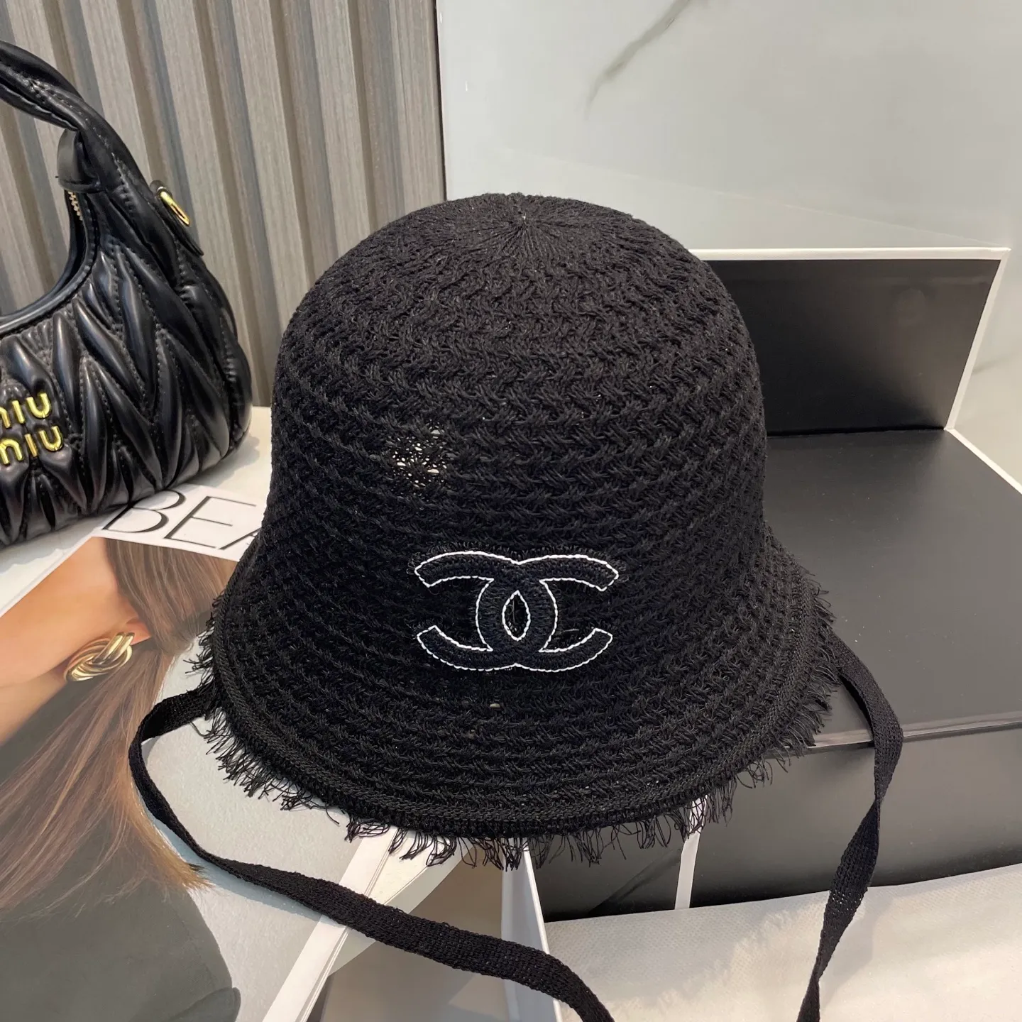 P80 CHANEL's new knitted basin hat, made of high density, a super tasteful knitted hat ~ the first choice for going out on the street! The shape of the hat is super nice, the color is perfect, and it’s light to carry! A must-have for little fairies🧚Head circumference 57cm