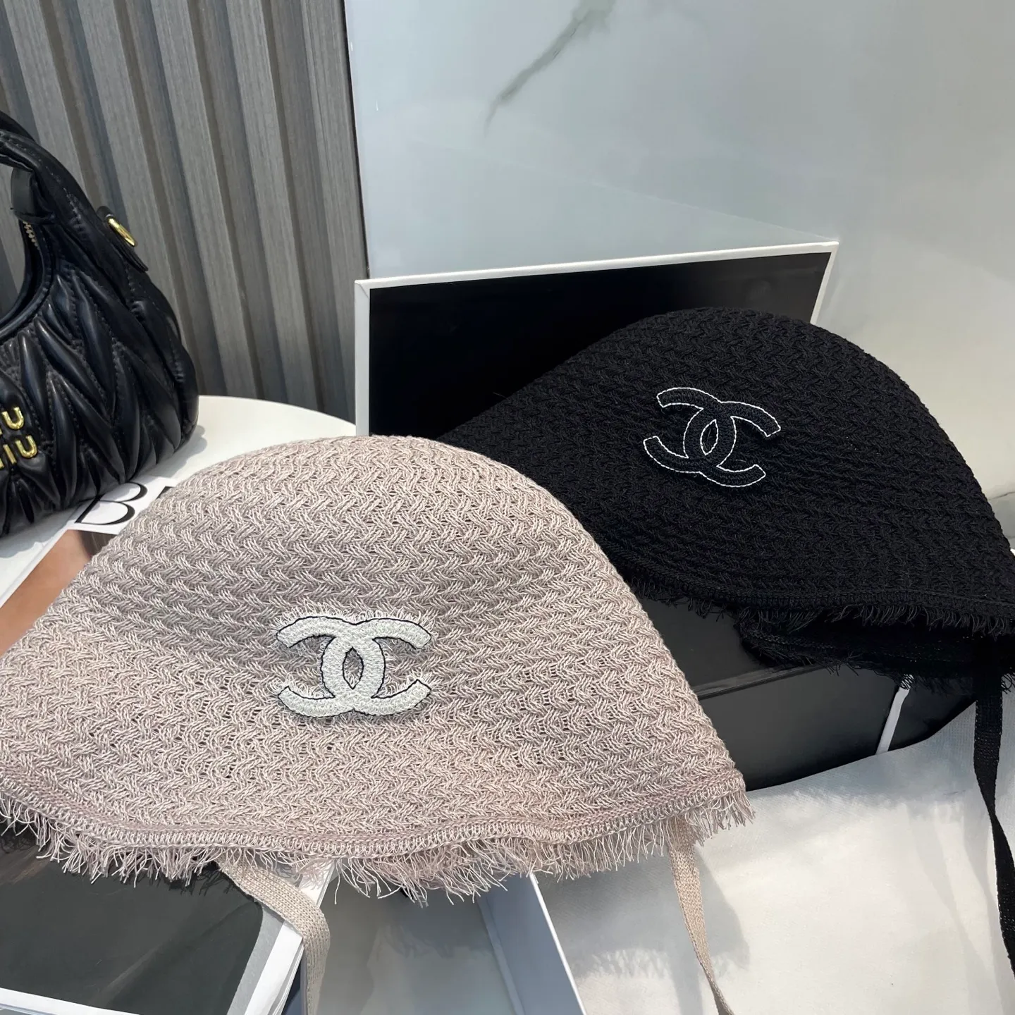 P80 CHANEL's new knitted basin hat, made of high density, a super tasteful knitted hat ~ the first choice for going out on the street! The shape of the hat is super nice, the color is perfect, and it’s light to carry! A must-have for little fairies🧚Head circumference 57cm