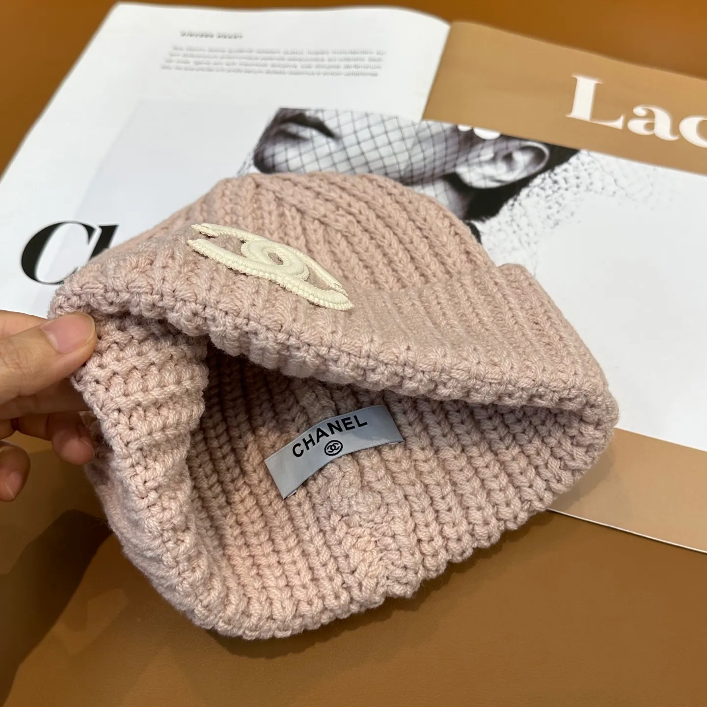P50 comes with dust bag 🌺 [CHANEL] New knitted hat, Xiaohongshu, recommended by major Internet celebrities! Thicker and warmer, fashionable and popular🌸First-class texture, the best brand for keeping warm in autumn and winter, order now, limited quantity available