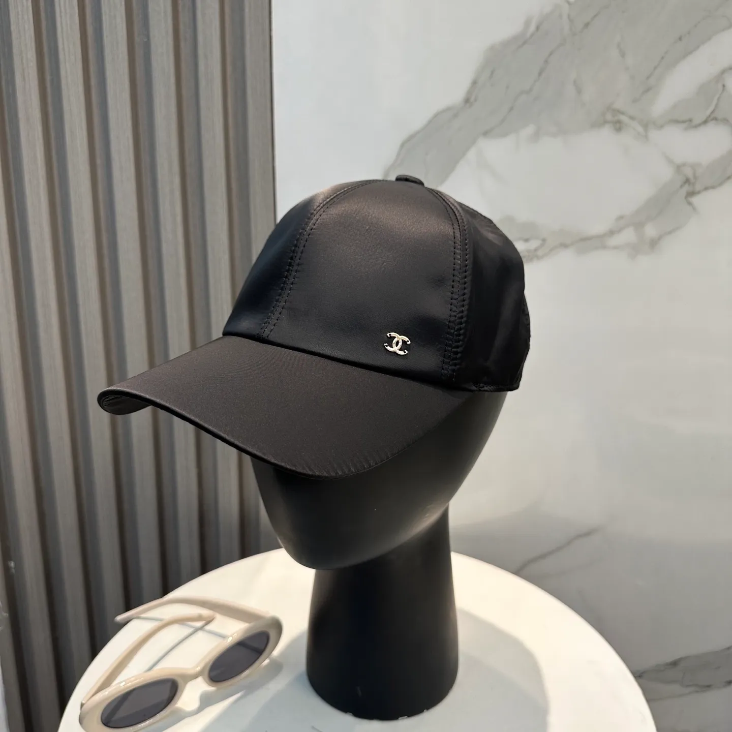 P100 new Chanel new high-version baseball cap. The classic baseball cap style is suitable for various occasions. Whether it is paired with casual wear or sportswear, it can easily enhance the fashion sense of the overall look. It is a trendy item that fashion lovers cannot miss.