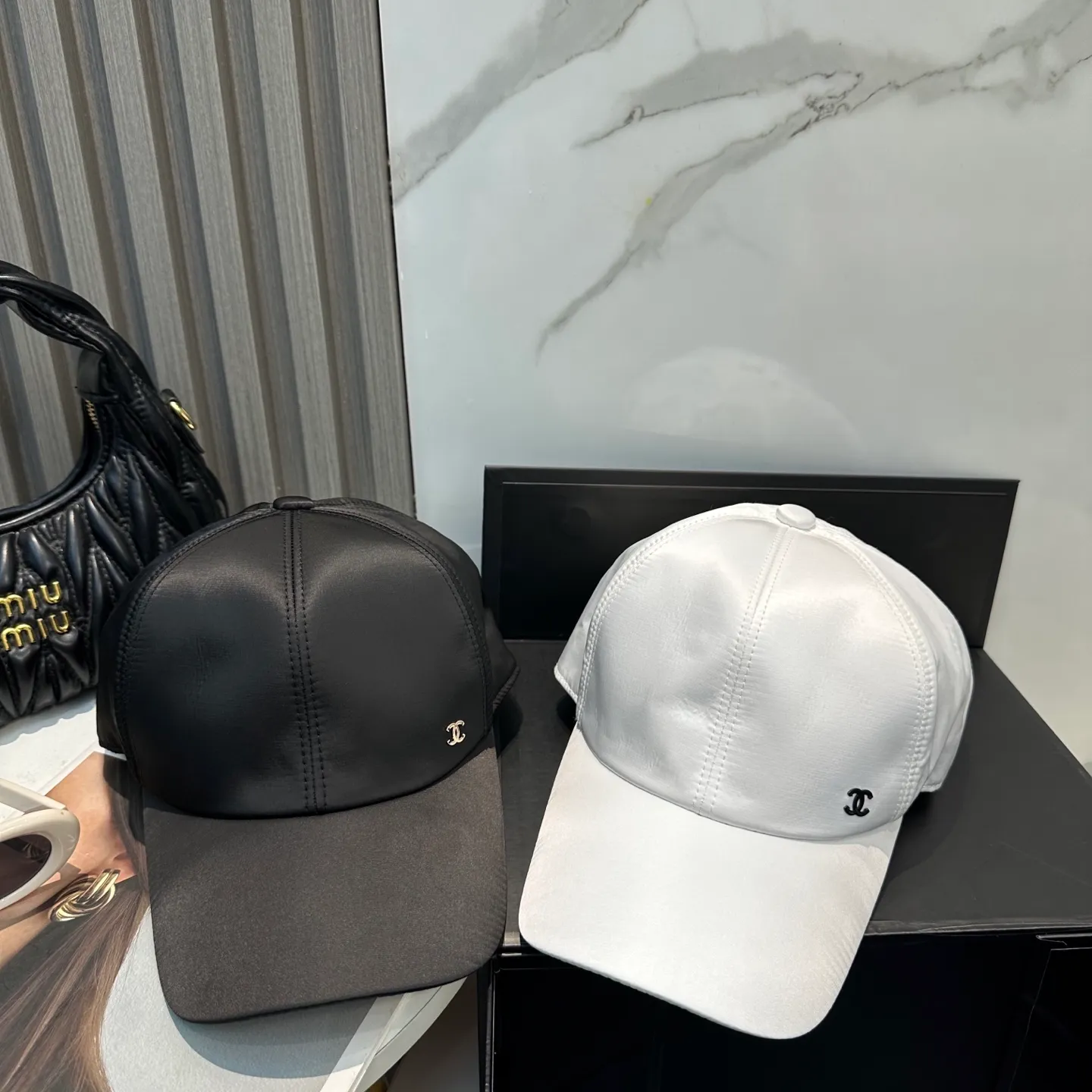 P100 new Chanel new high-version baseball cap. The classic baseball cap style is suitable for various occasions. Whether it is paired with casual wear or sportswear, it can easily enhance the fashion sense of the overall look. It is a trendy item that fashion lovers cannot miss.