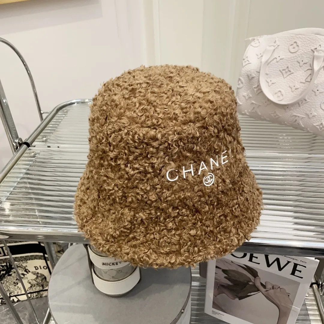 P60 CHANEL Chanel's new autumn and winter teddy roll bucket hat. This teddy roll is so beautiful. It reduces age and keeps you warm. The little fairy loves it.