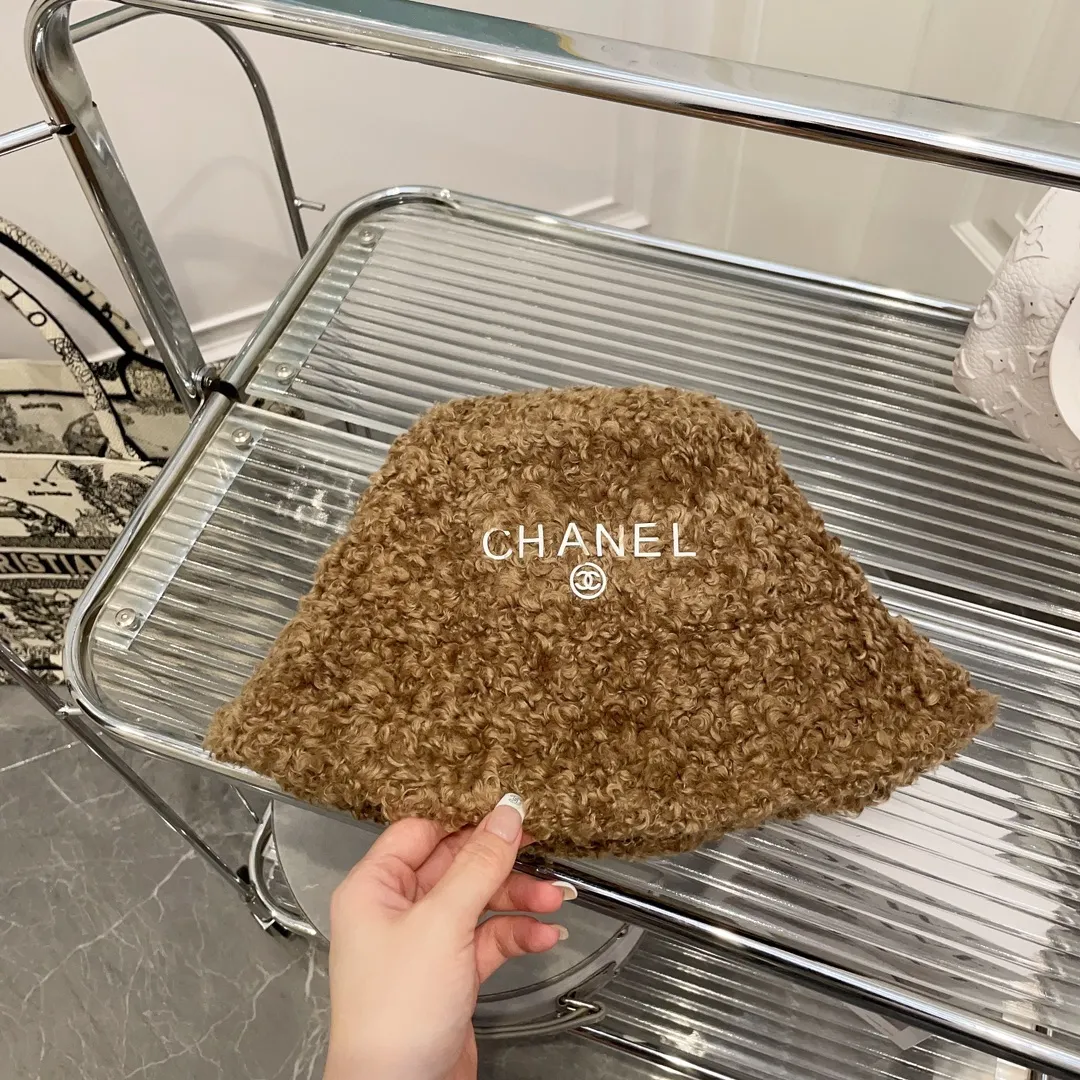 P60 CHANEL Chanel's new autumn and winter teddy roll bucket hat. This teddy roll is so beautiful. It reduces age and keeps you warm. The little fairy loves it.