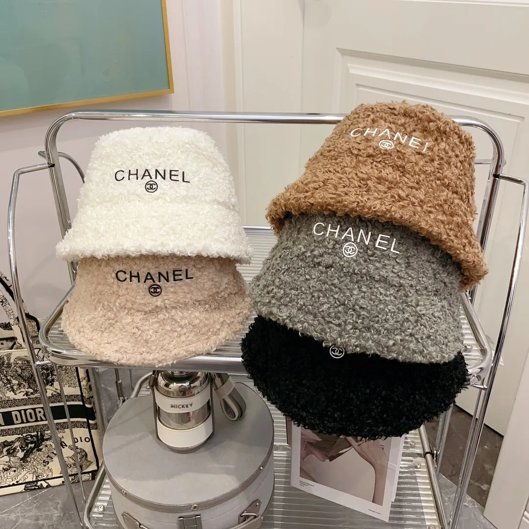 P60 CHANEL Chanel's new autumn and winter teddy roll bucket hat. This teddy roll is so beautiful. It reduces age and keeps you warm. The little fairy loves it.