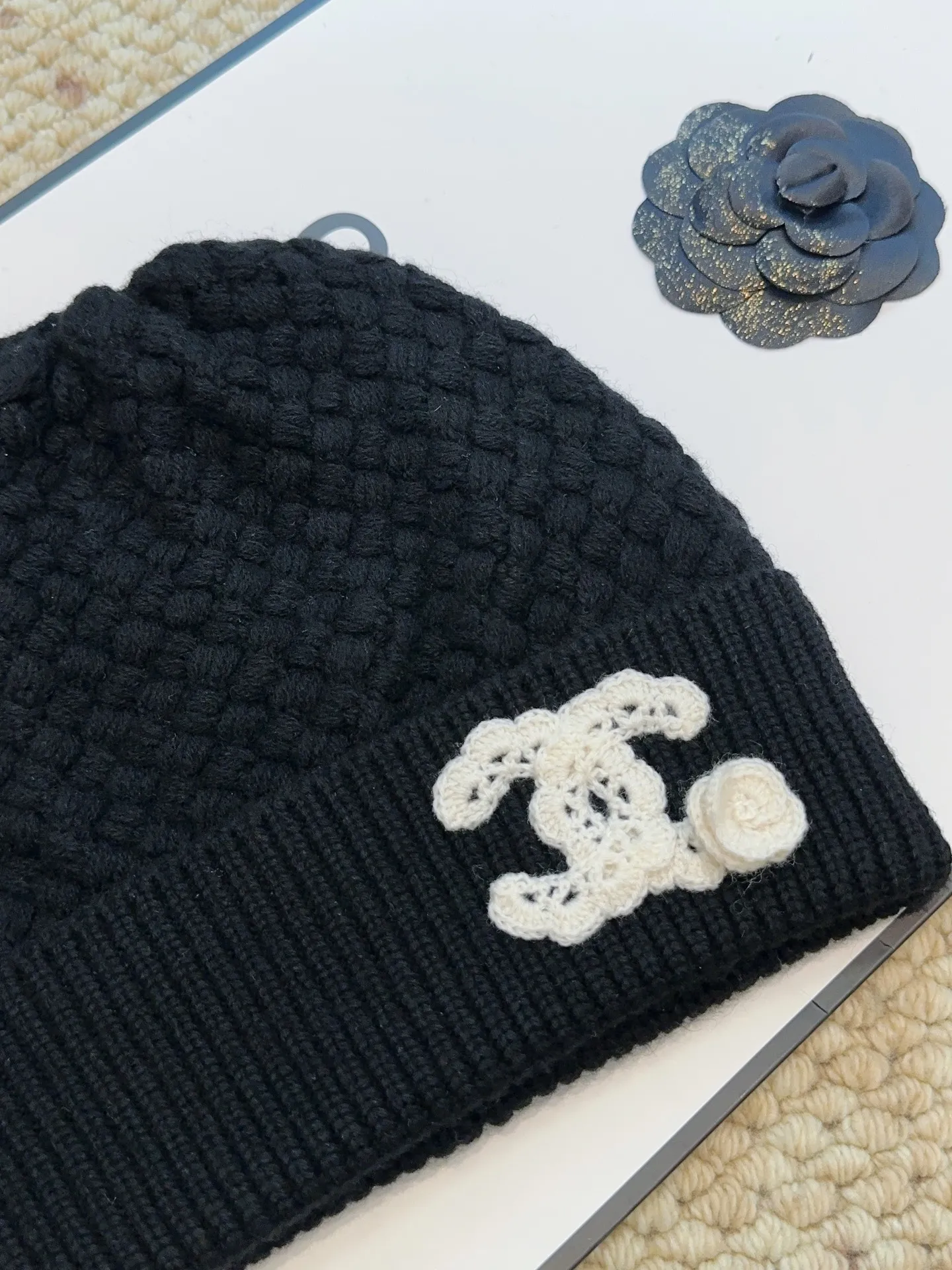 Recommended popular items Hat P460 Scarf P660 P460 CHANEL (Chanel) | Double C camellia and pineapple knitted cold hat Recommended items are cashmere and wool blended, with the softness and delicacy of cashmere and the stiffness and warmth of wool. Pineapple texture. White hand-crocheted double C logo camellia on the brim. Exquisite, fashionable and eye-catching. The shape of the hat is three-dimensional and not soft. It shows a small face and does not restrict the head. P660 CHANEL (Chanel) pineapple knitted scarf scarf, cashmere and wool blend, high weight and high fiber density, soft, comfortable and warm, three-dimensional pineapple pattern technology, clear texture, rich layers, hand-crocheted double C camellia, high-end and fashionable existence, the effect of casual winding can easily create a sense of atmosphere