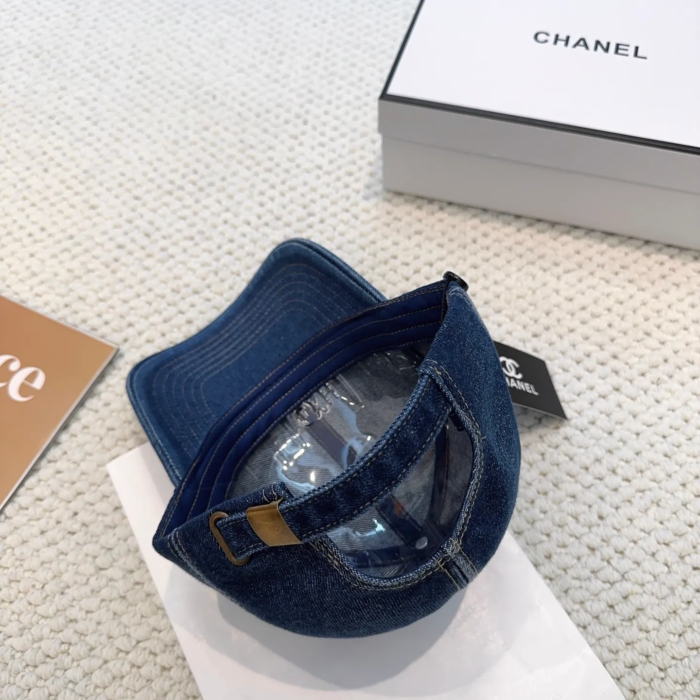 P66 CHANEL Chanel new style 🆕denim blue retro style baseball cap 🧢🔸 Take it out for holiday travel and look beautiful❕ Second-hand style. This kind of hat is not easy to match 😬 Ready in stock