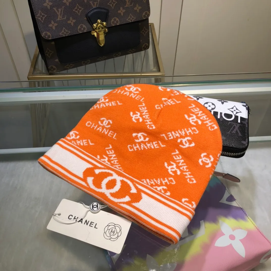 P70 comes with dust bag. CHANEL🎩cashmere wool quality knitted hat, fashionable, good quality, high-end, super soft! Super hot💖The texture is great and it’s great to match when out on the street! Fashion trends! A must-have item for autumn and winter, get it now!